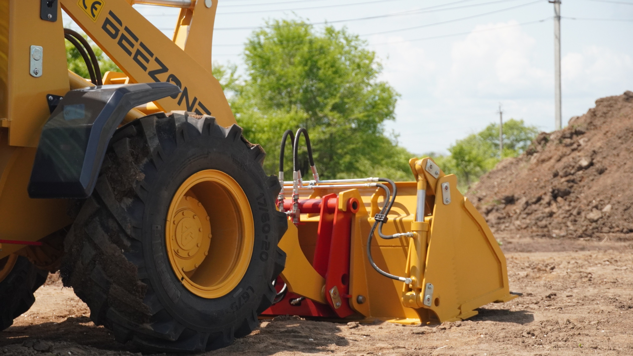 Фото фронт.погр. Beezone 920. Продажа и обслуживание грузовой техники и спецтехники в г. Новосибирск компания СТИ