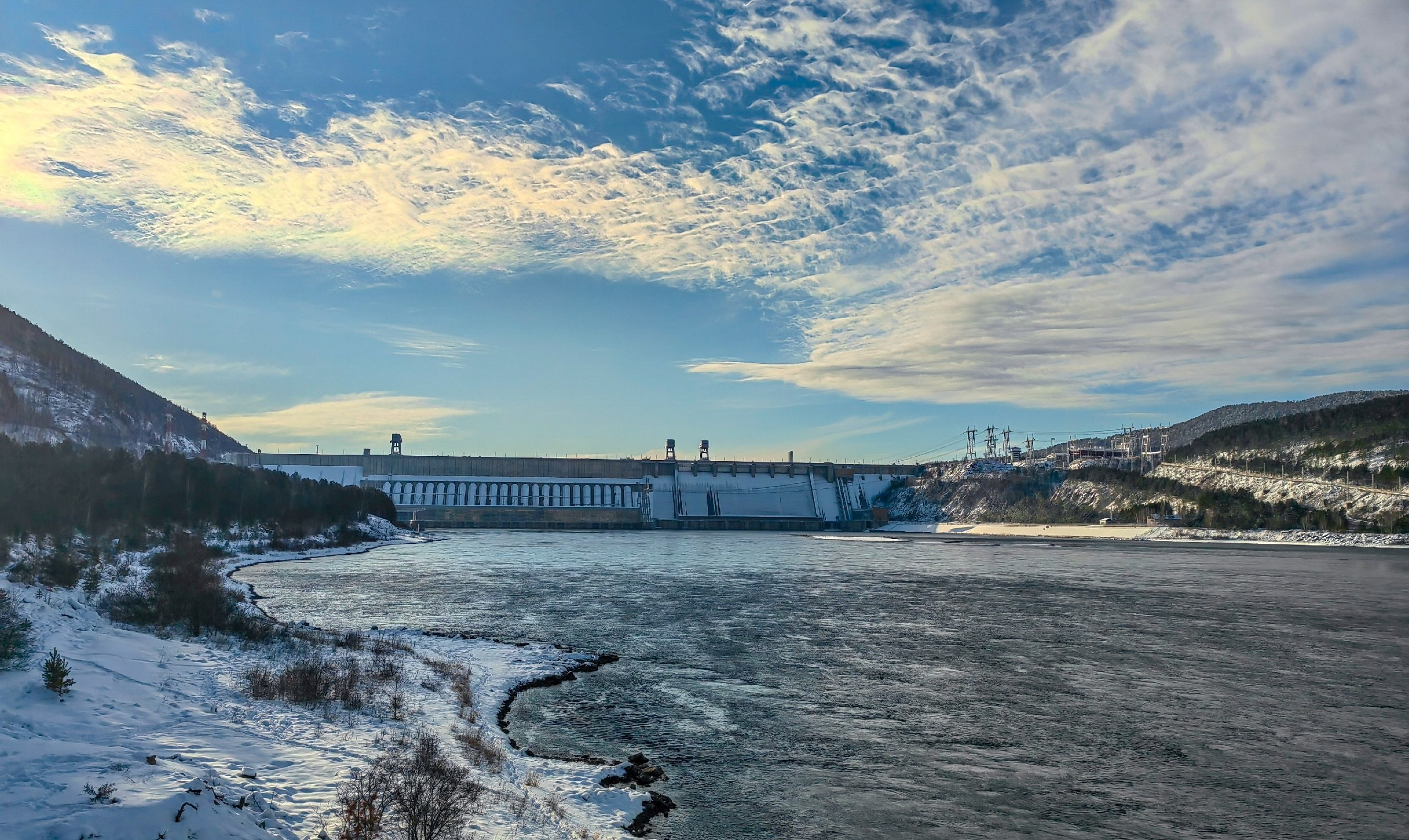зима река Енисей плотина Красноярской ГЭС поездка цена заказать экскурсию трансфер аренда микроавтобуса аренда кабриолета фотосессия фототур достопримечательности Красноярска что посетить куда сходить что посмотреть интересные места фото экскурсии Красноярск индивидуальный тур трансфер на комфортабельном микроавтобусе экскурсионное обслуживание заказать онлайн расписание цены куда сходить вантовый мост скала Такмак Торгашинский хребет Роев ручей парк флоры и фауны фанпарк Бобровый лог виды на Енисей фотосъемка индивидуальная экскурсия гид экскурсовод Виноградовский мост Караульная гора музей Астафьева село Овсянка набережная Енисея Николаевская сопка Бобровый лог остров Татышев Коммунальный мост Часовня Параскевы Пятницы место силы туристический маршрут путешествие Красноярская ГЭС Дивногорск заповедник Столбы Национальный парк красивые места видовые смотровые площадки маршрут программа