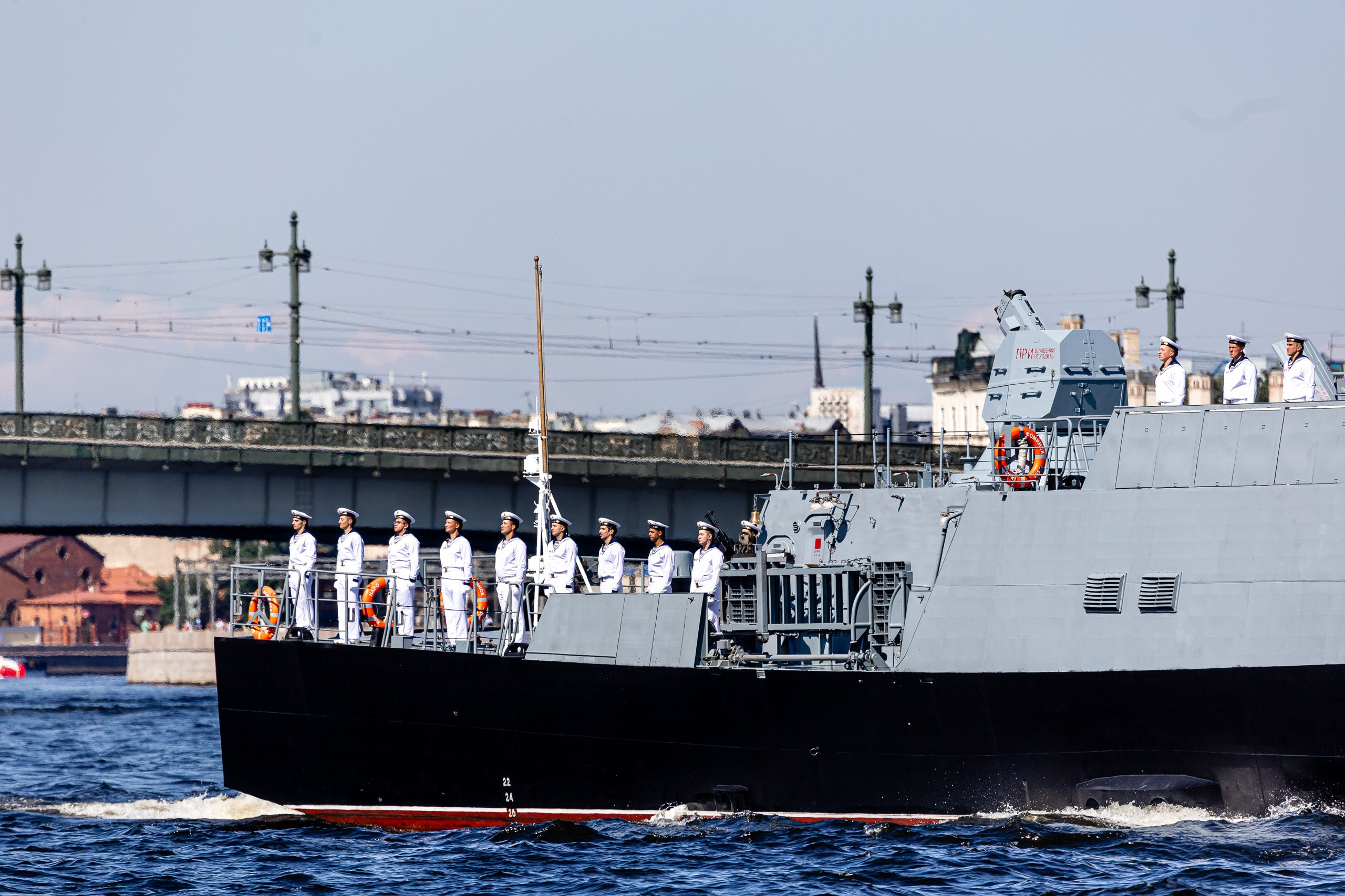Малый ракетный корабль "Наро-Фоминск", бортовой номер 595 на параде кораблей на День ВМФ России 2024 в СПБ