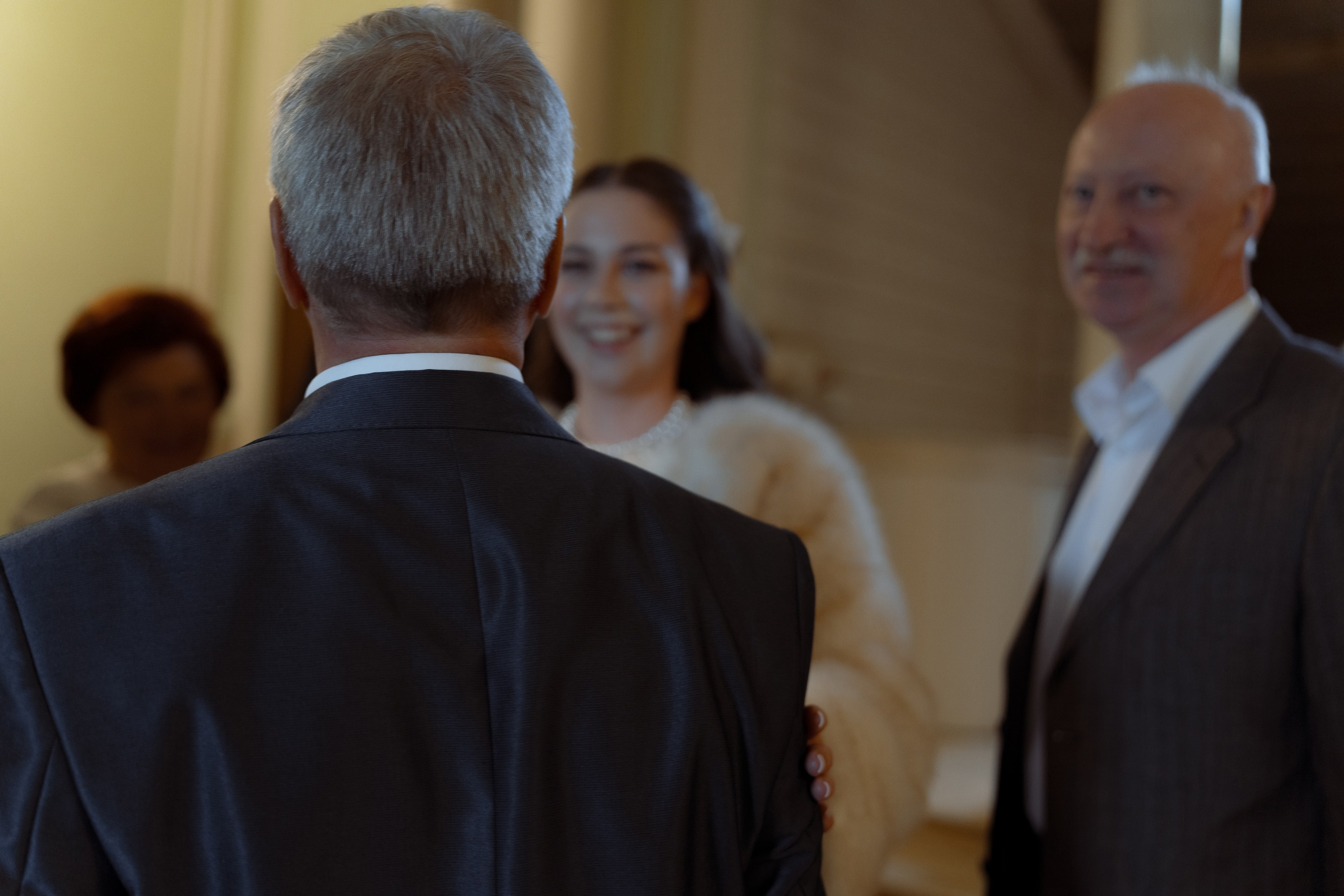 Невеста улыбается гостям в ЗАГСе, эмоциональный свадебный момент