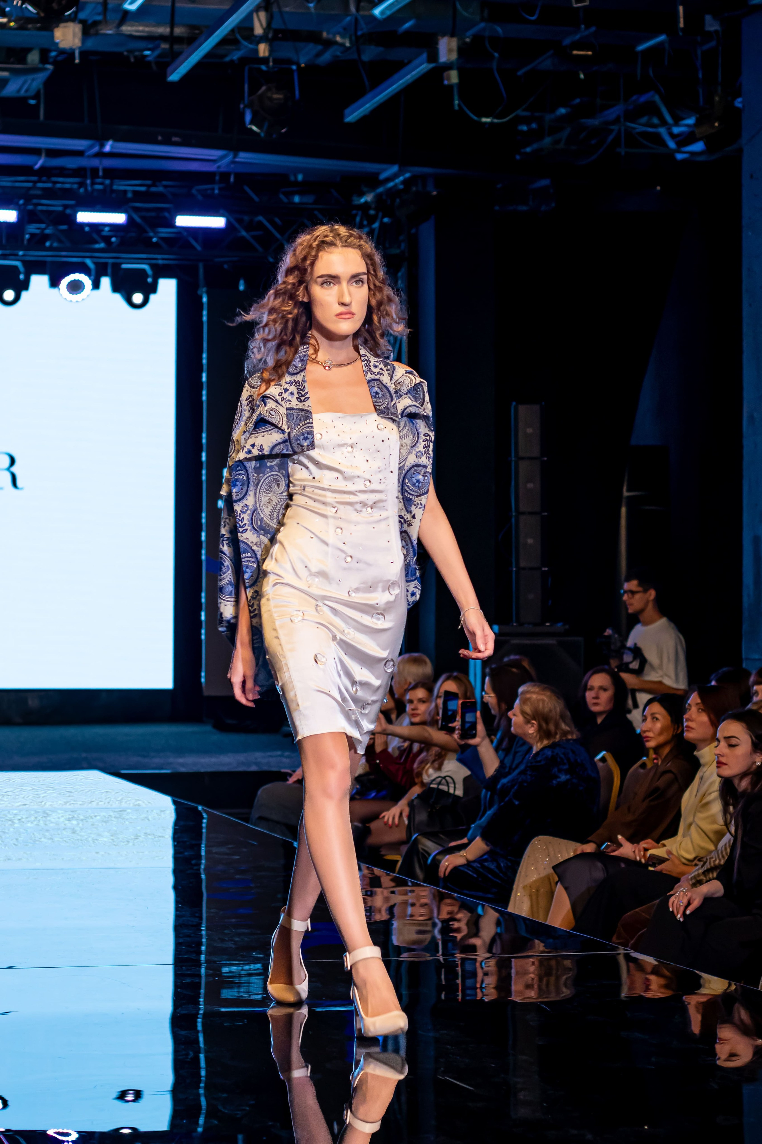 Выход модели в светлом образе на подиуме — профессиональная съёмка показа «Модная волна»