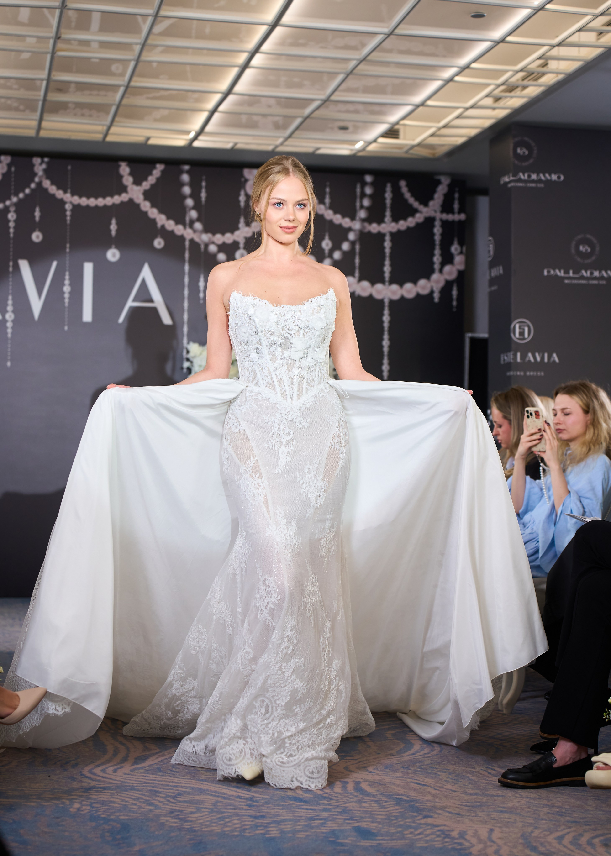 Репортажный фотограф. Показ свадебных платьев в Москве. Репортажный фотограф в Москве Вадим Галанин