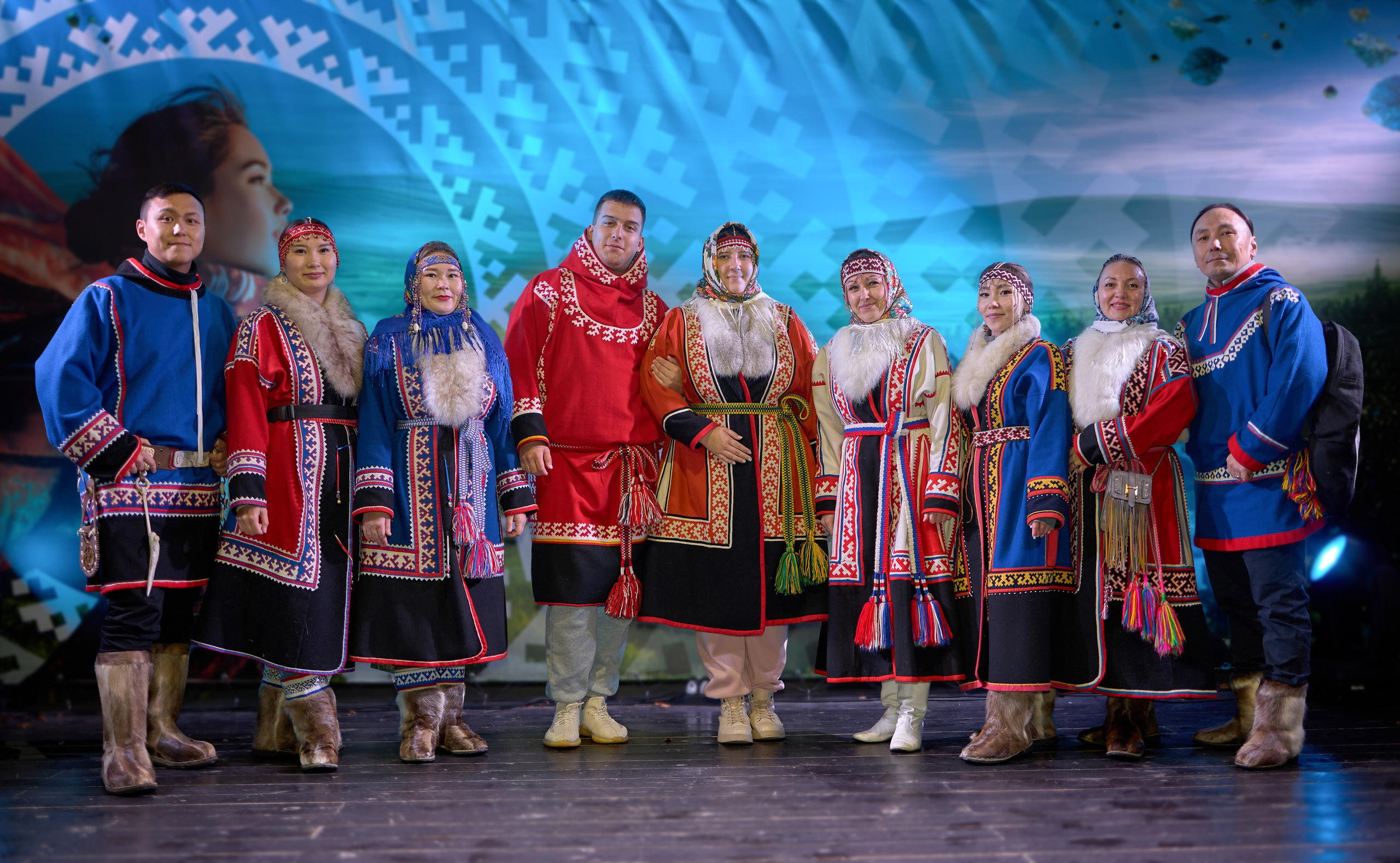 Группа людей в национальных костюмах.