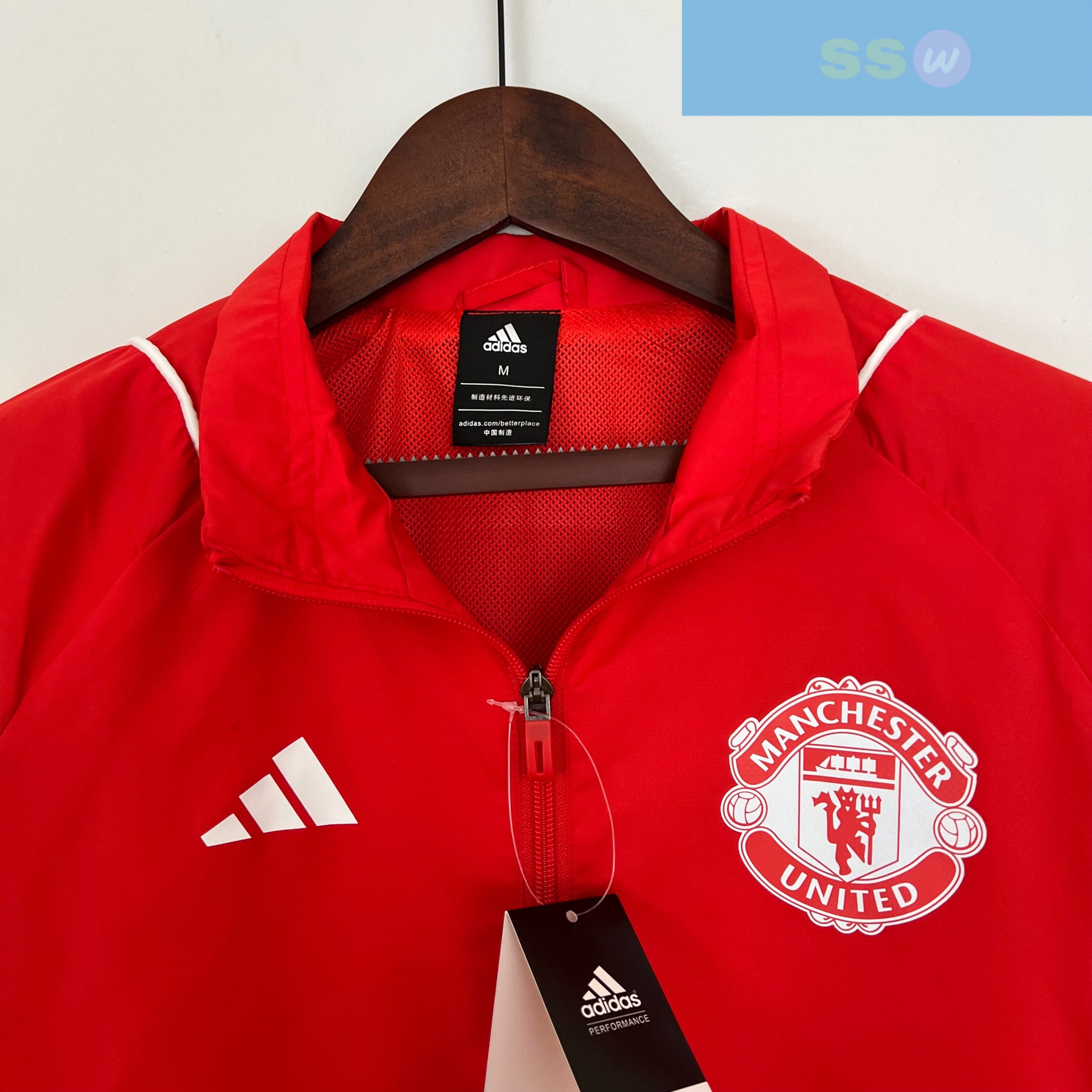 Ветровка Manchester United купить по цене 4900 рублей. Футбольный магазин — ssw_magazin