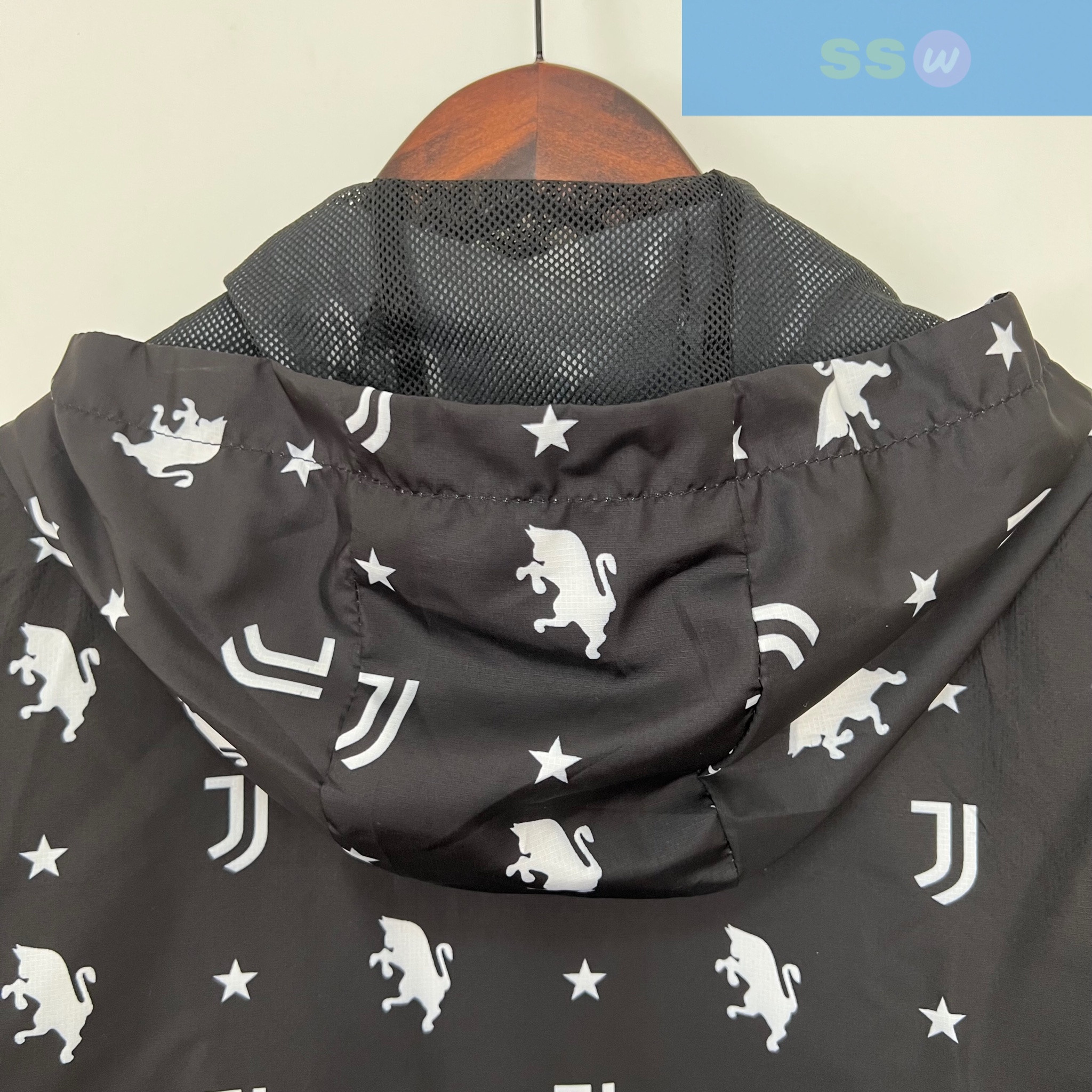 Ветровка Juventus купить по цене 4900 рублей. Футбольный магазин — ssw_magazin