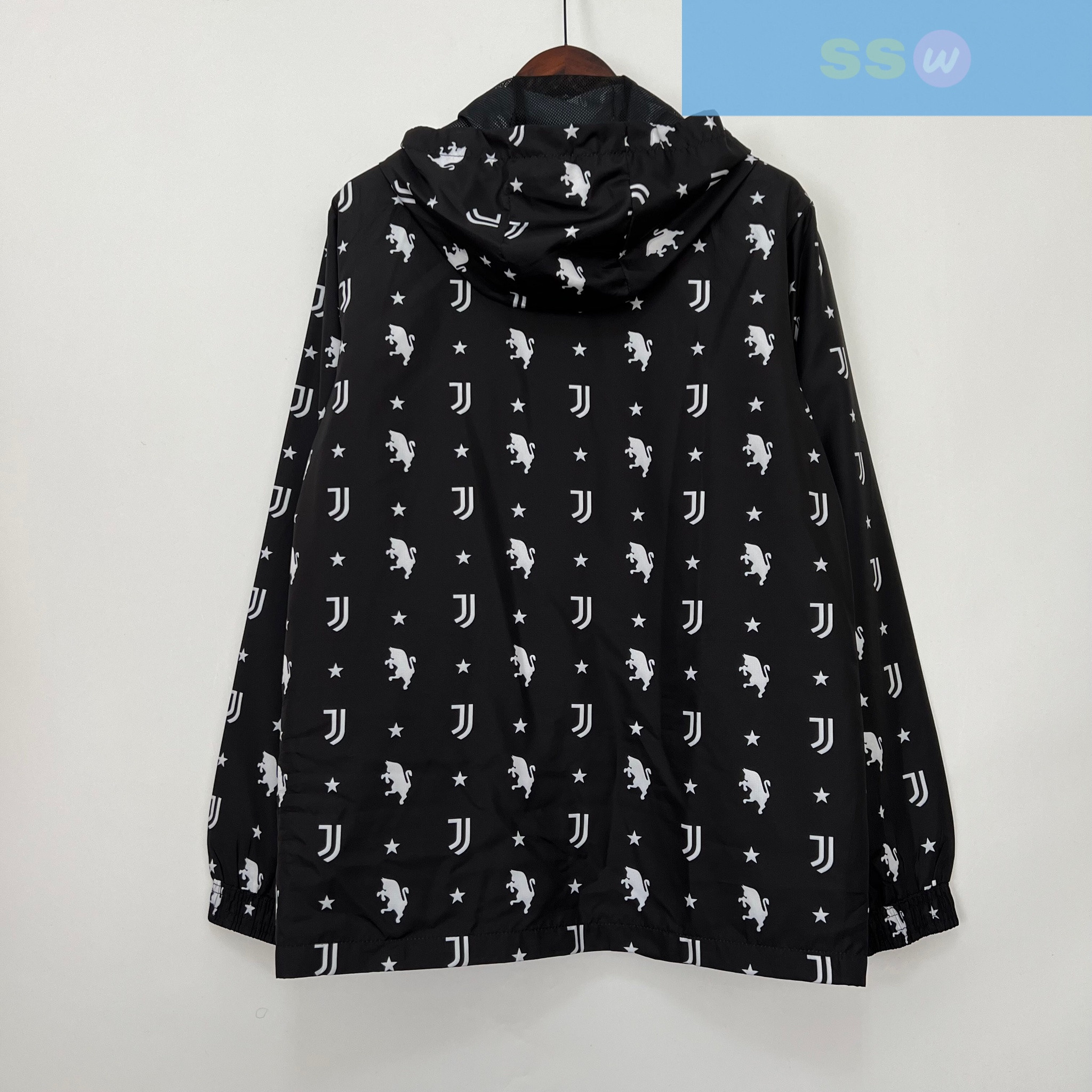 Ветровка Juventus купить по цене 4900 рублей. Футбольный магазин — ssw_magazin