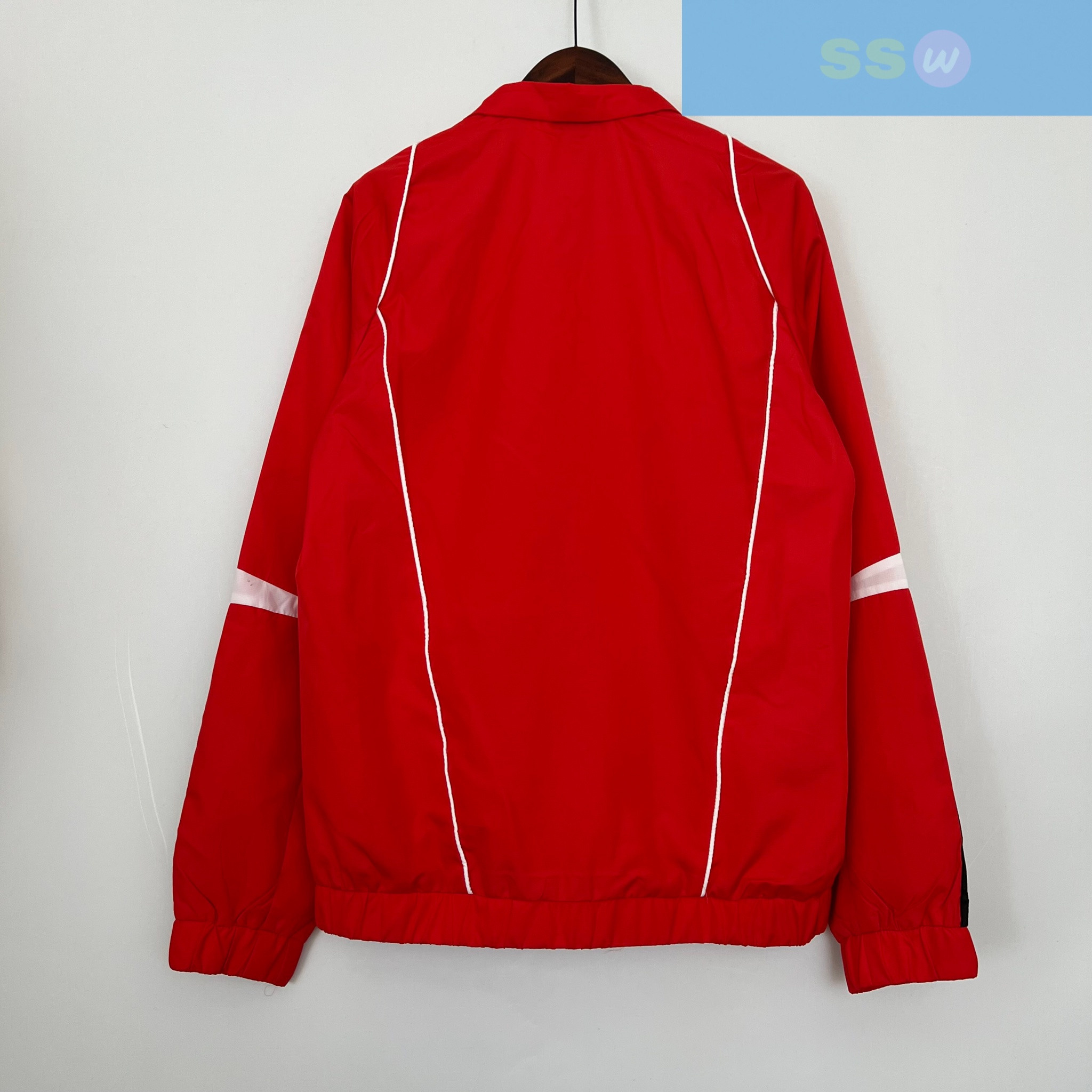 Ветровка Manchester United купить по цене 4900 рублей. Футбольный магазин — ssw_magazin