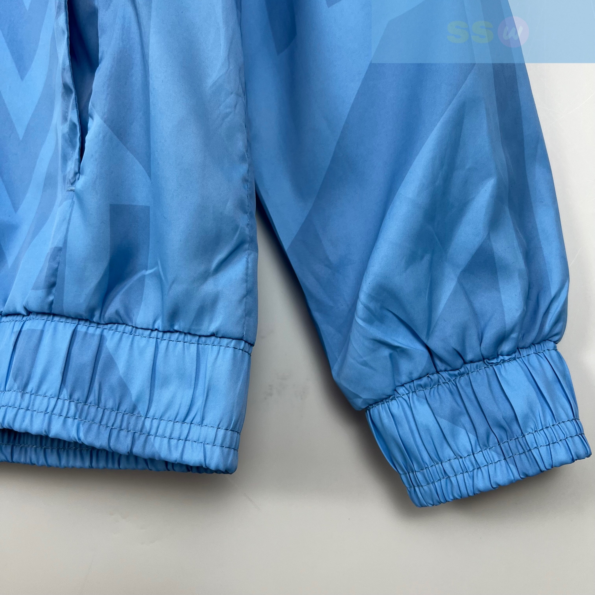 Ветровка Manchester City купить по цене 4900 рублей. Футбольный магазин — ssw_magazin