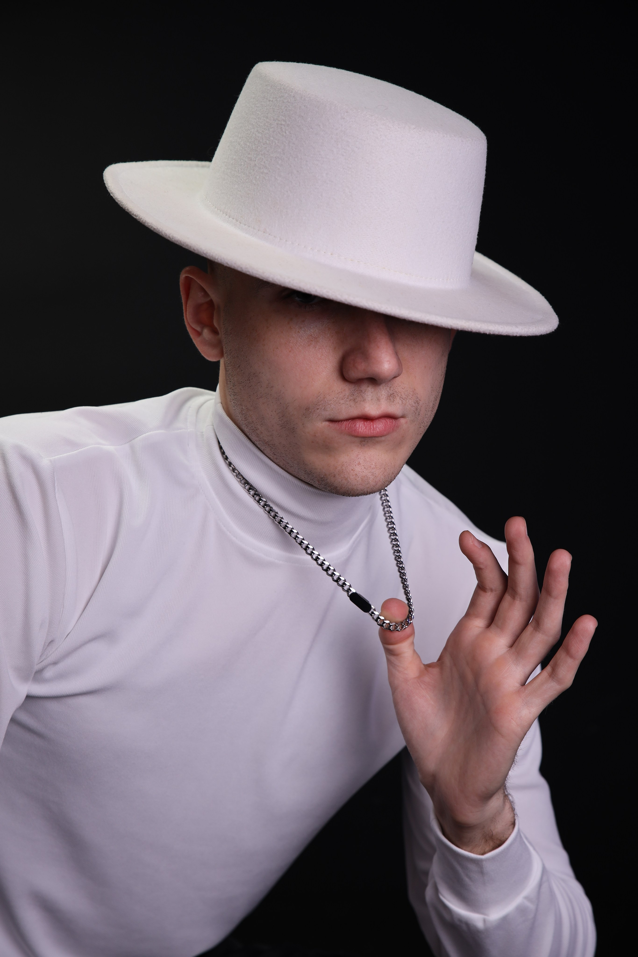 The White hat Alex. Профессиональный фотограф в Воронеже Владислав Крылов