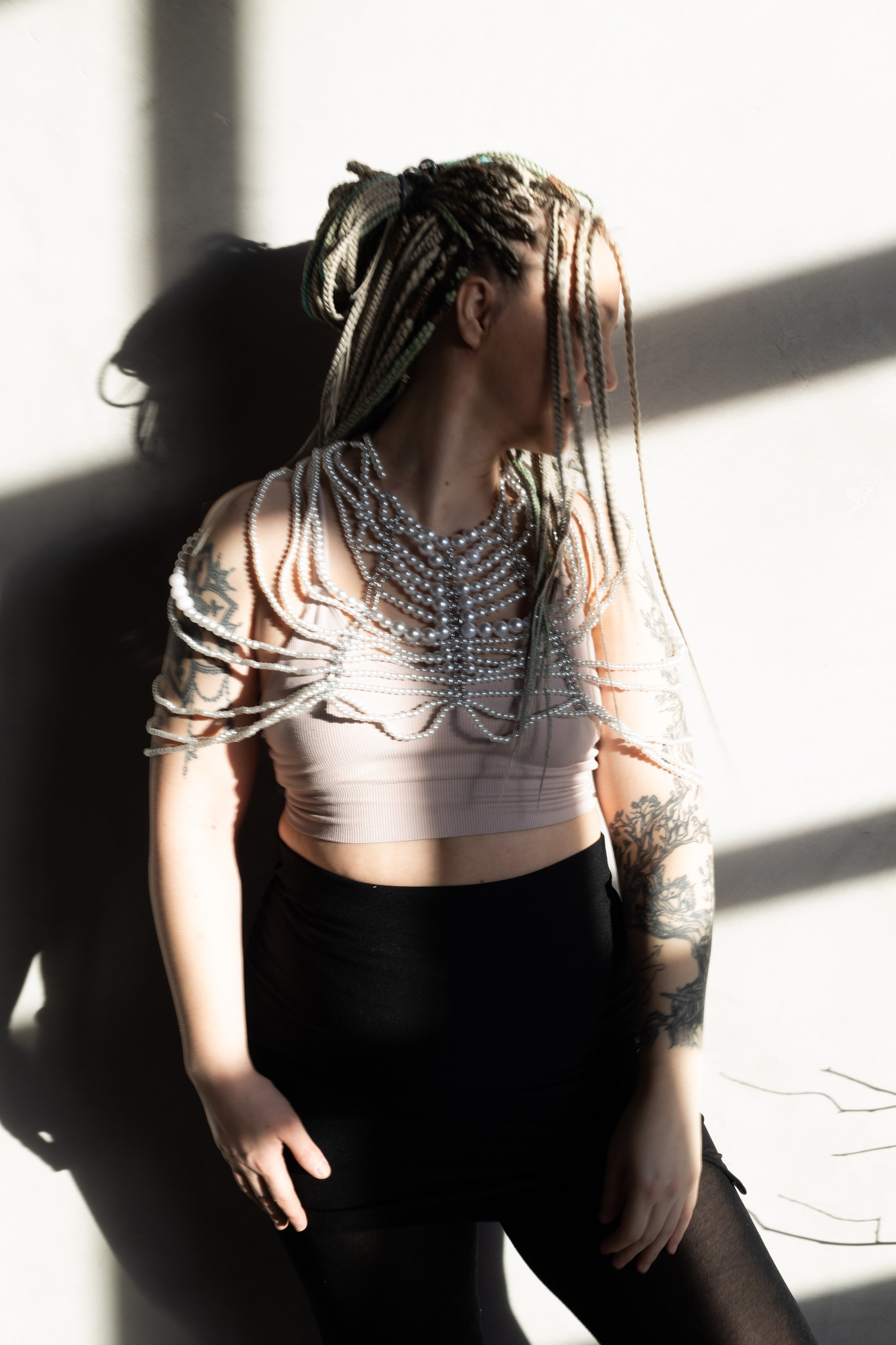 Вешалка. Визуальный художник «Границы внутри»