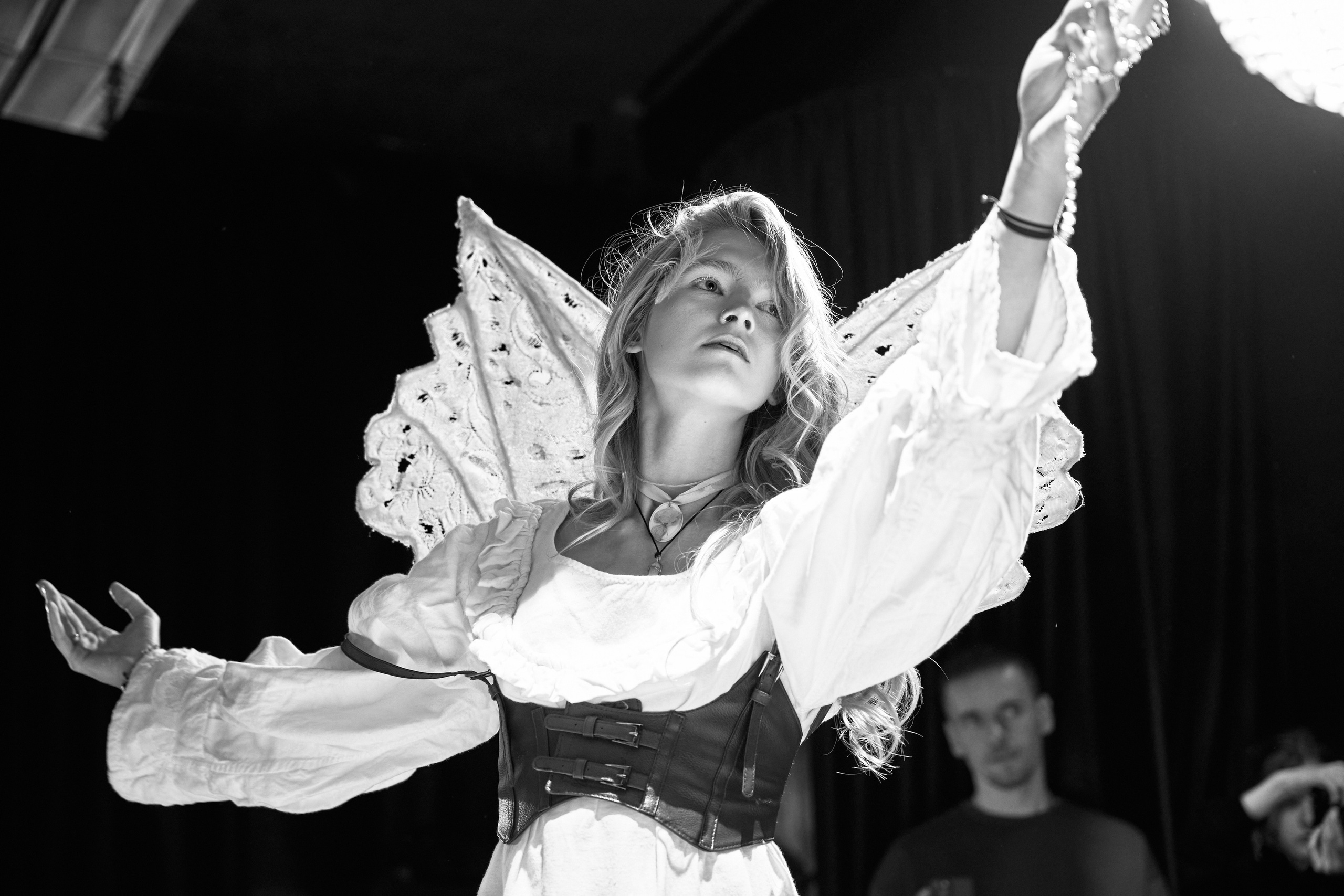 Черно-белая концертная фотография выступление артиста шоу-балета на сцене.