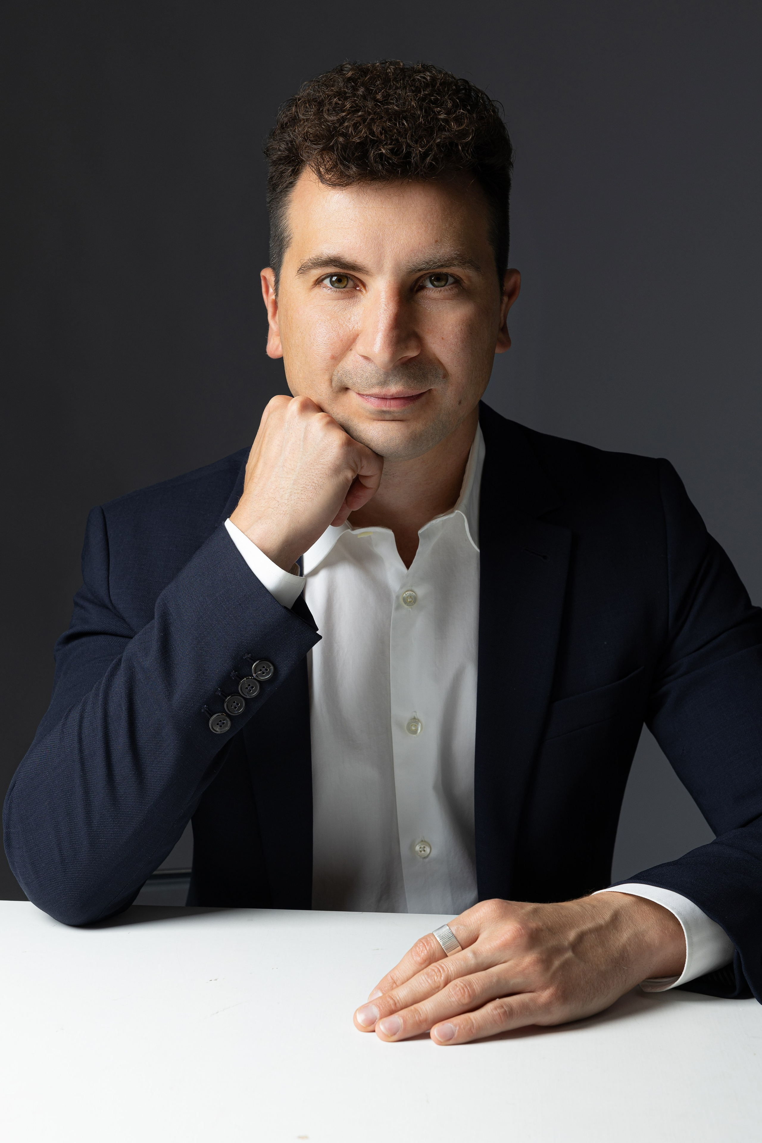 Бизнес-портрет мужчины в пиджаке за столом