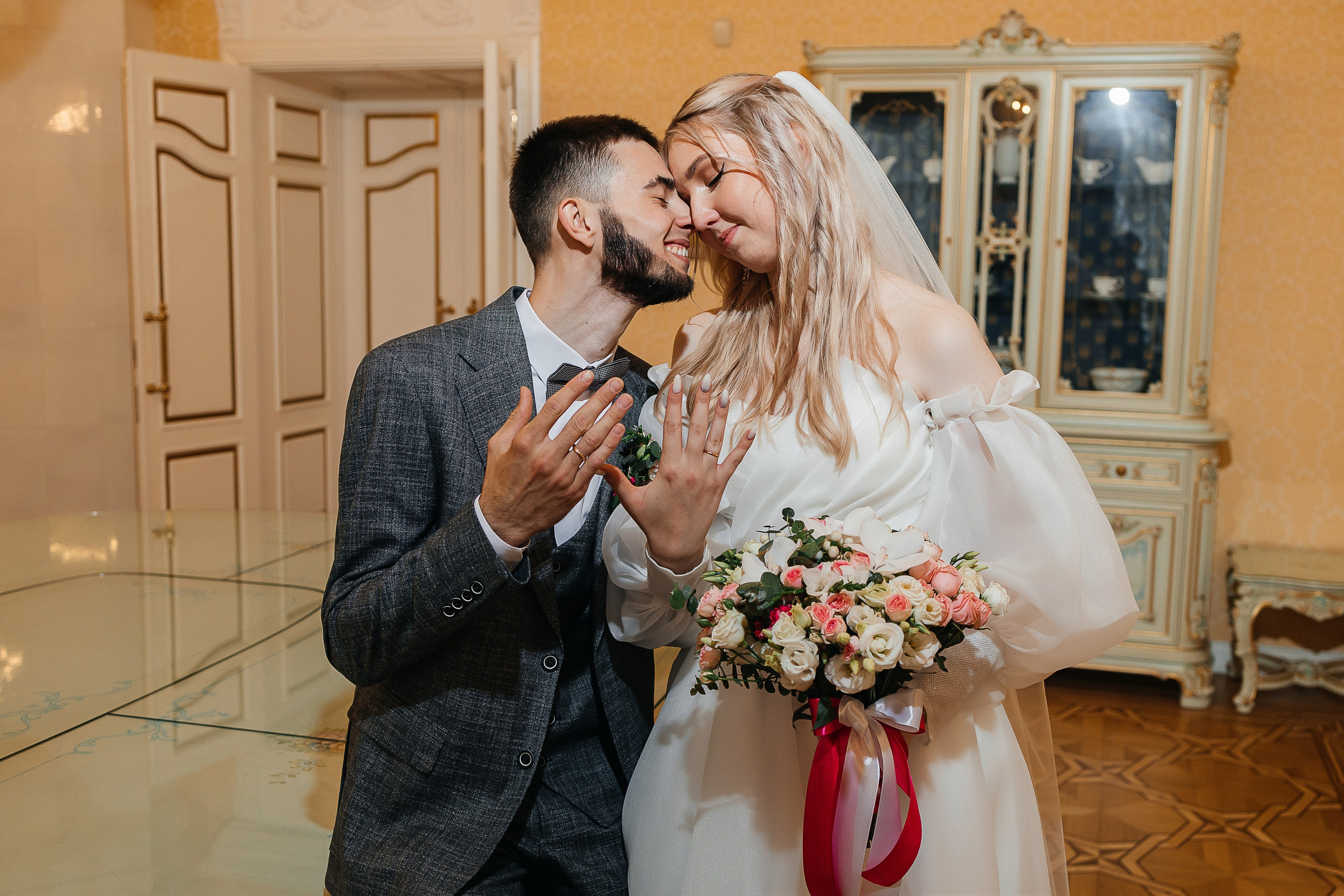 Чувственная первая встреча пары в отеле. Олег Сверчков | Свадебный фотограф Вологда