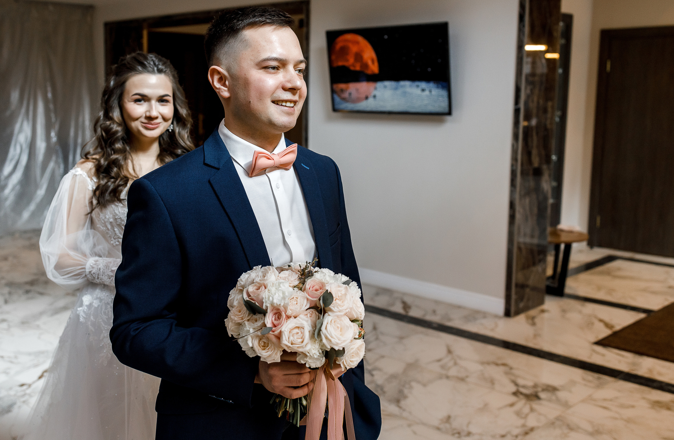 Романтическое утро невесты в отеле. Олег Сверчков | Свадебный фотограф Вологда