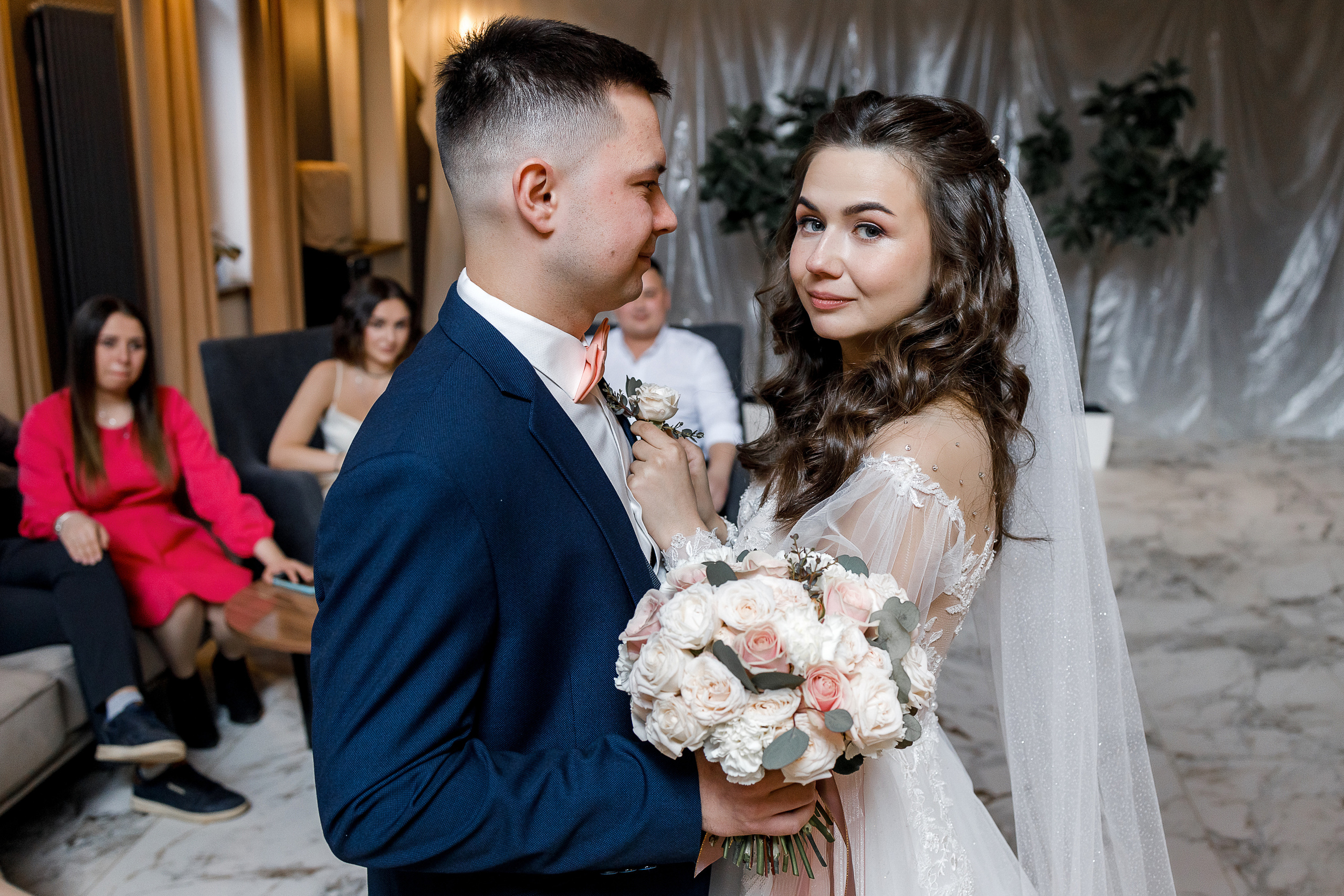 Романтическое утро невесты в отеле. Олег Сверчков | Свадебный фотограф Вологда