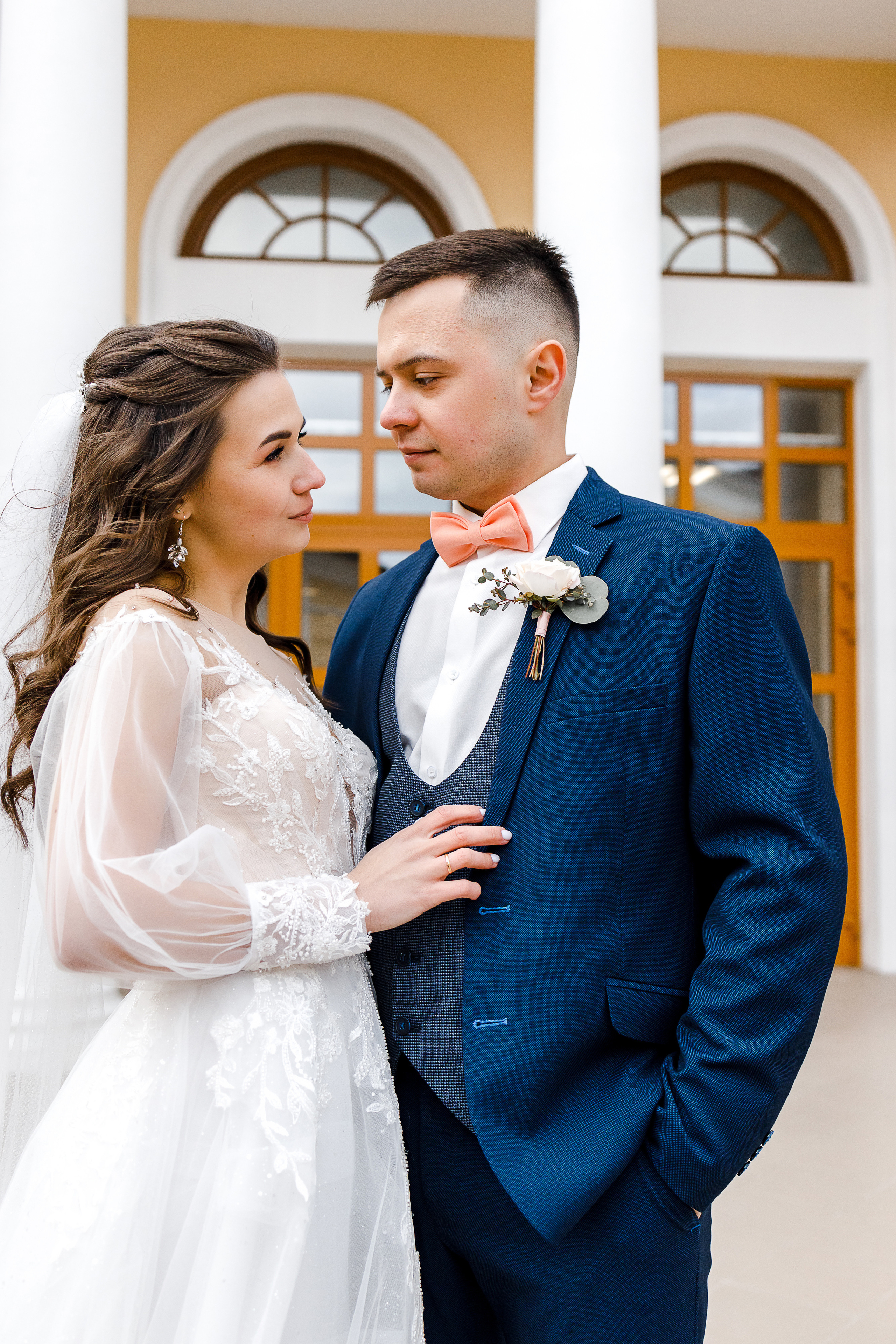 Романтическое утро невесты в отеле. Олег Сверчков | Свадебный фотограф Вологда