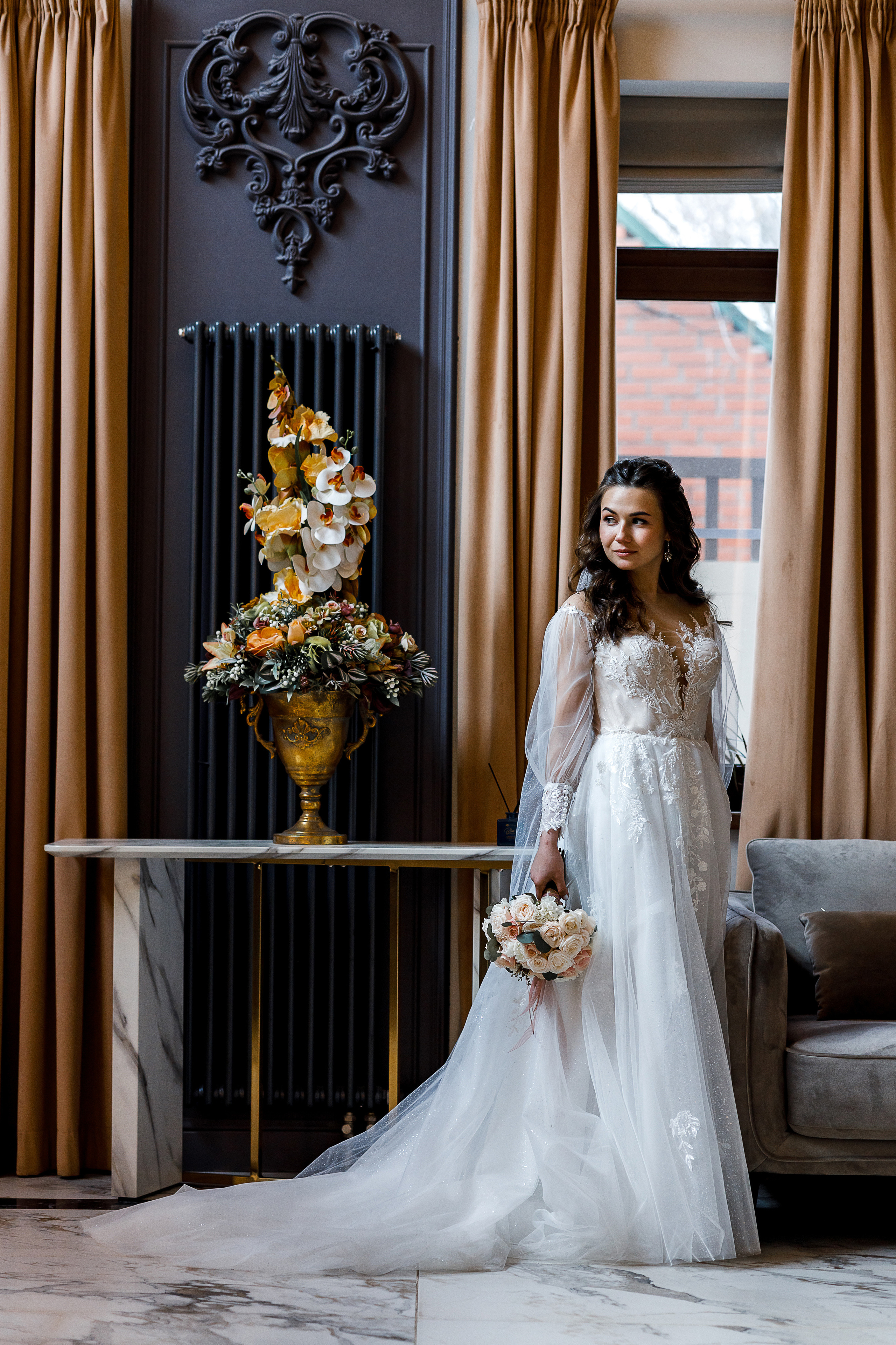 Романтическое утро невесты в отеле. Олег Сверчков | Свадебный фотограф Вологда