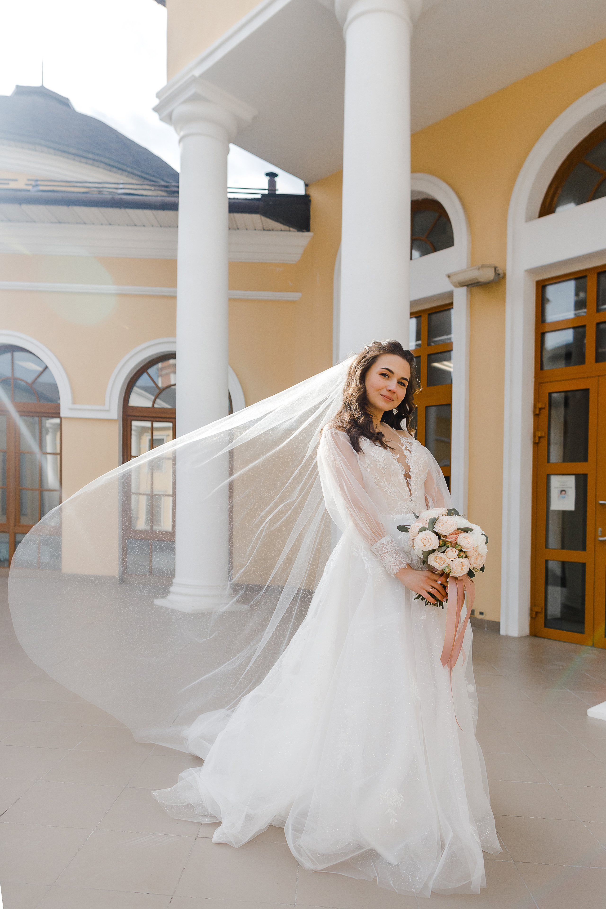 Романтическое утро невесты в отеле. Олег Сверчков | Свадебный фотограф Вологда