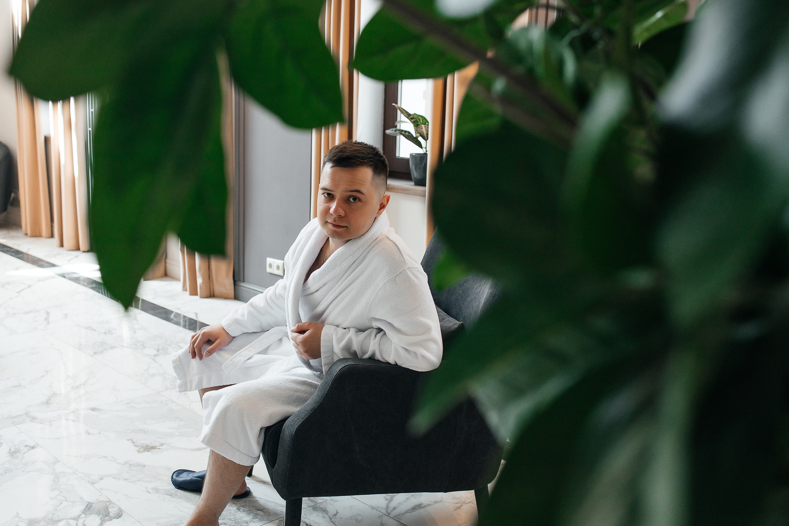 Романтическое утро невесты в отеле. Олег Сверчков | Свадебный фотограф Вологда