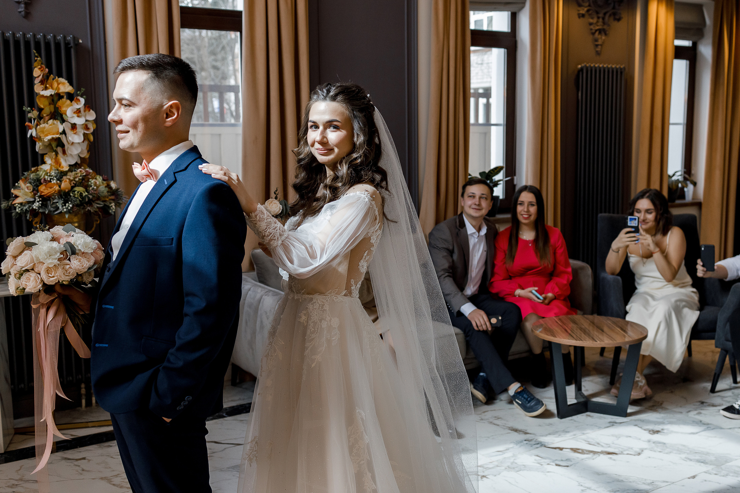 Романтическое утро невесты в отеле. Олег Сверчков | Свадебный фотограф Вологда