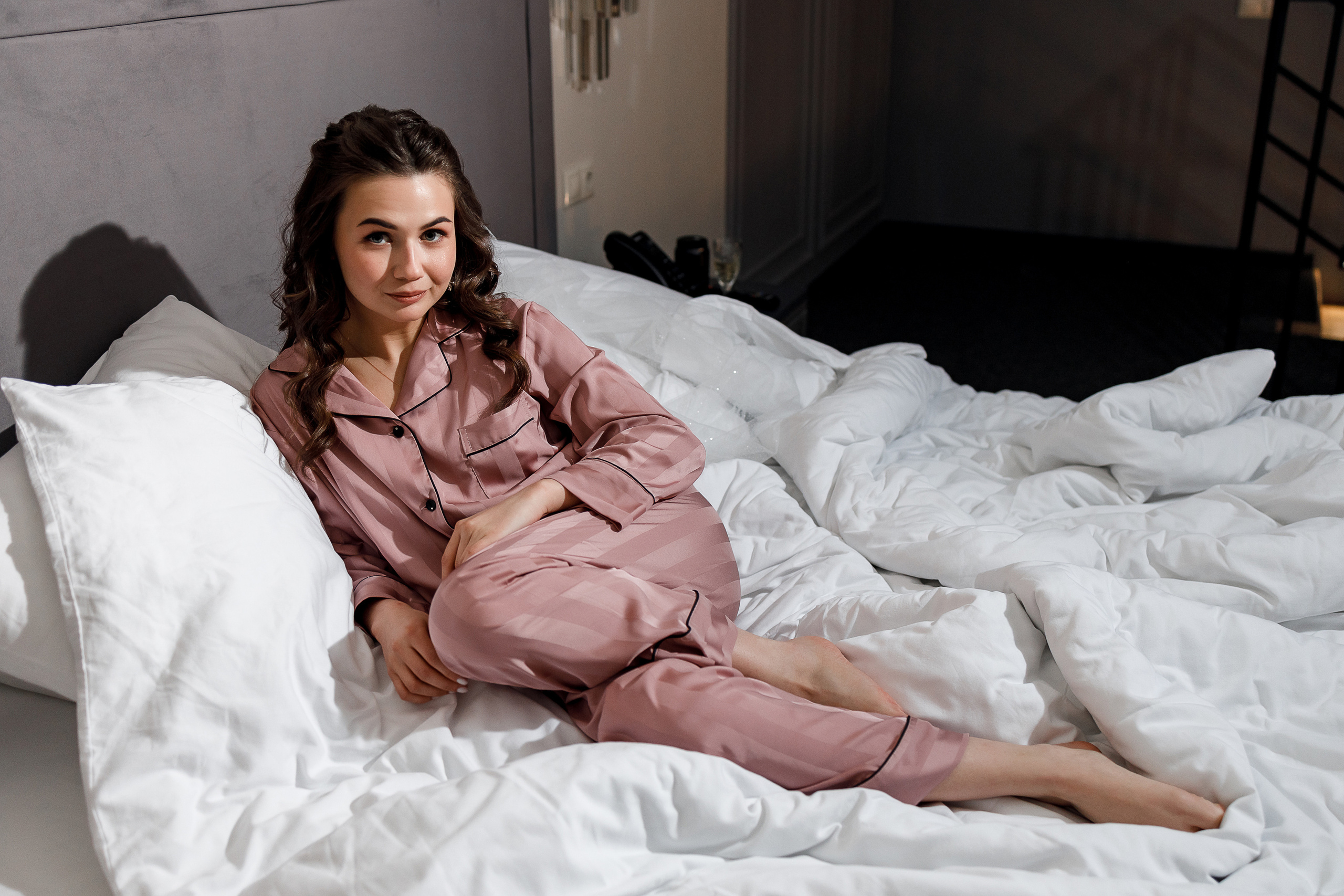 Романтическое утро невесты в отеле. Олег Сверчков | Свадебный фотограф Вологда