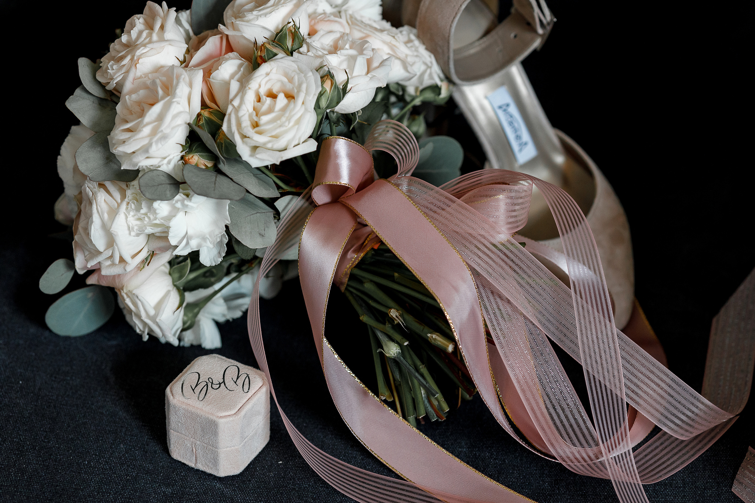 Романтическое утро невесты в отеле. Олег Сверчков | Свадебный фотограф Вологда