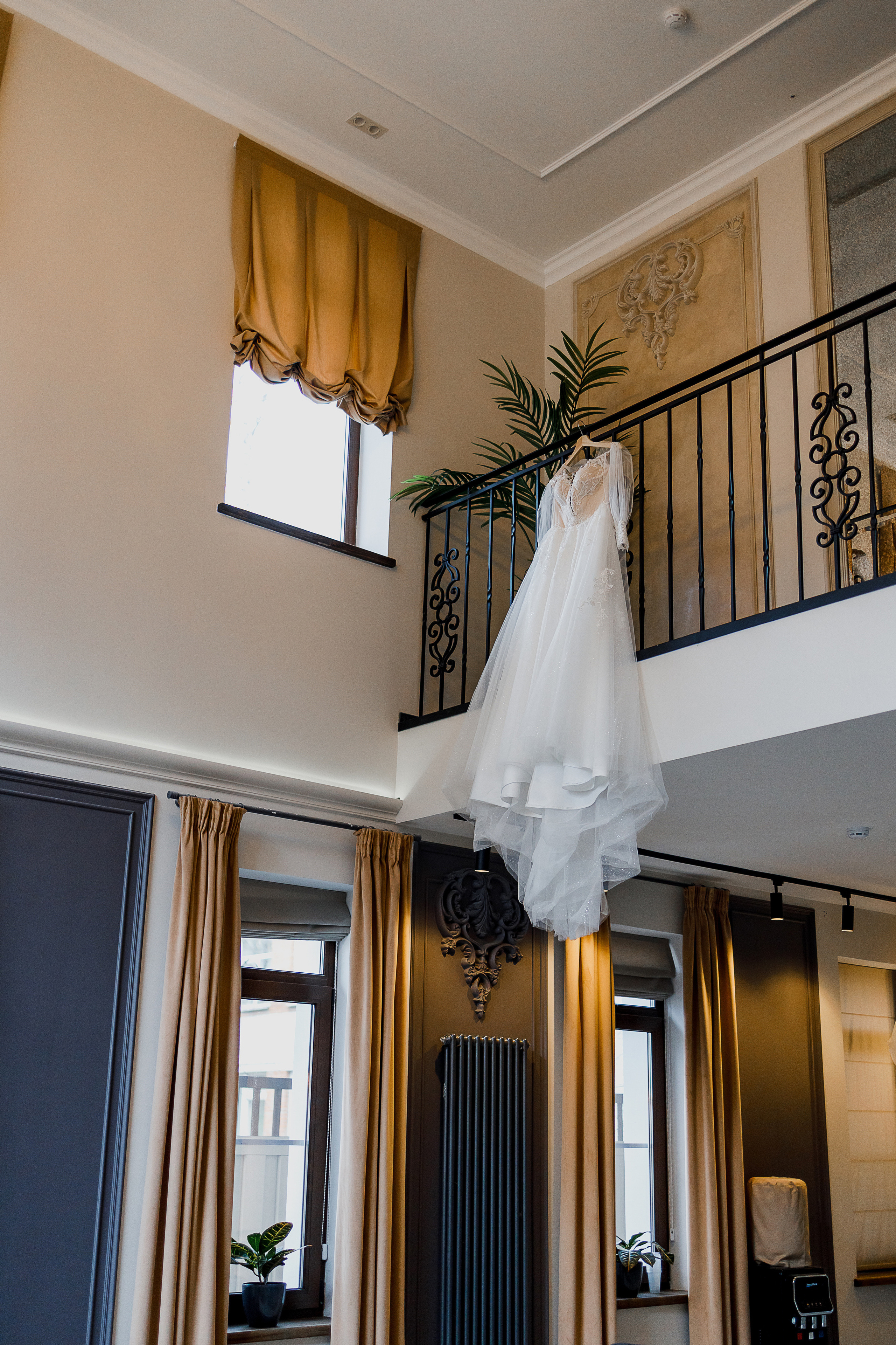 Романтическое утро невесты в отеле. Олег Сверчков | Свадебный фотограф Вологда