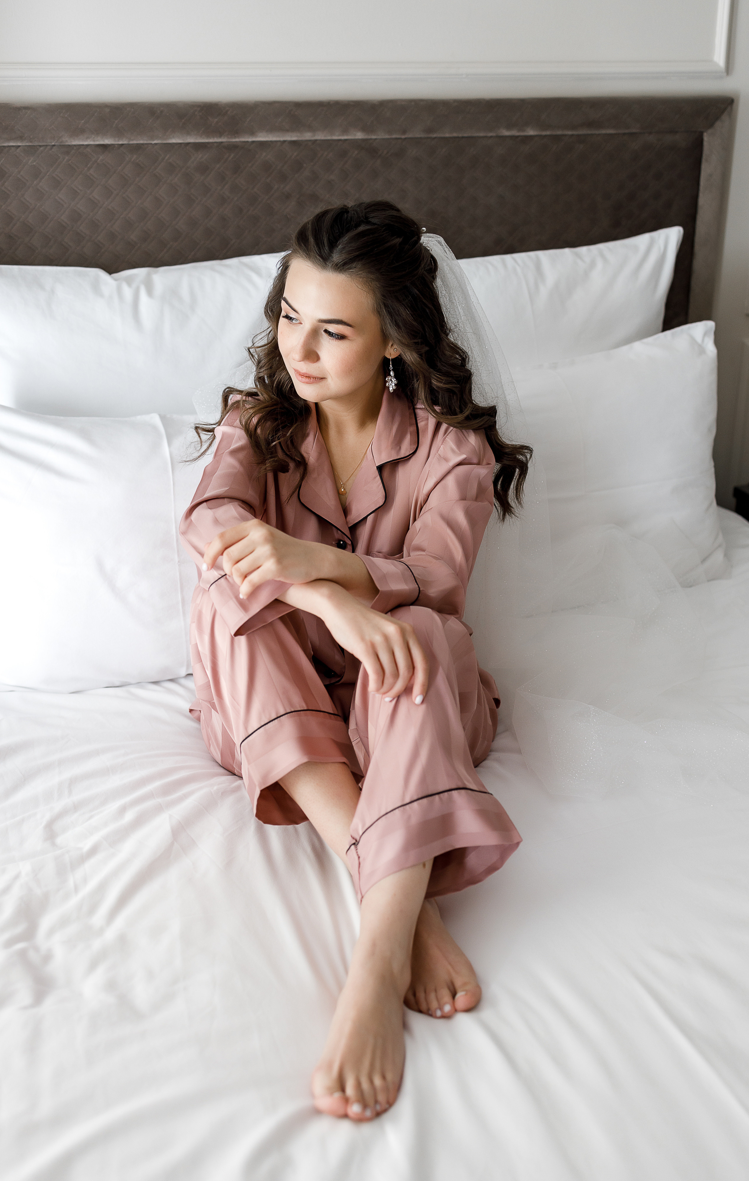 Романтическое утро невесты в отеле. Олег Сверчков | Свадебный фотограф Вологда