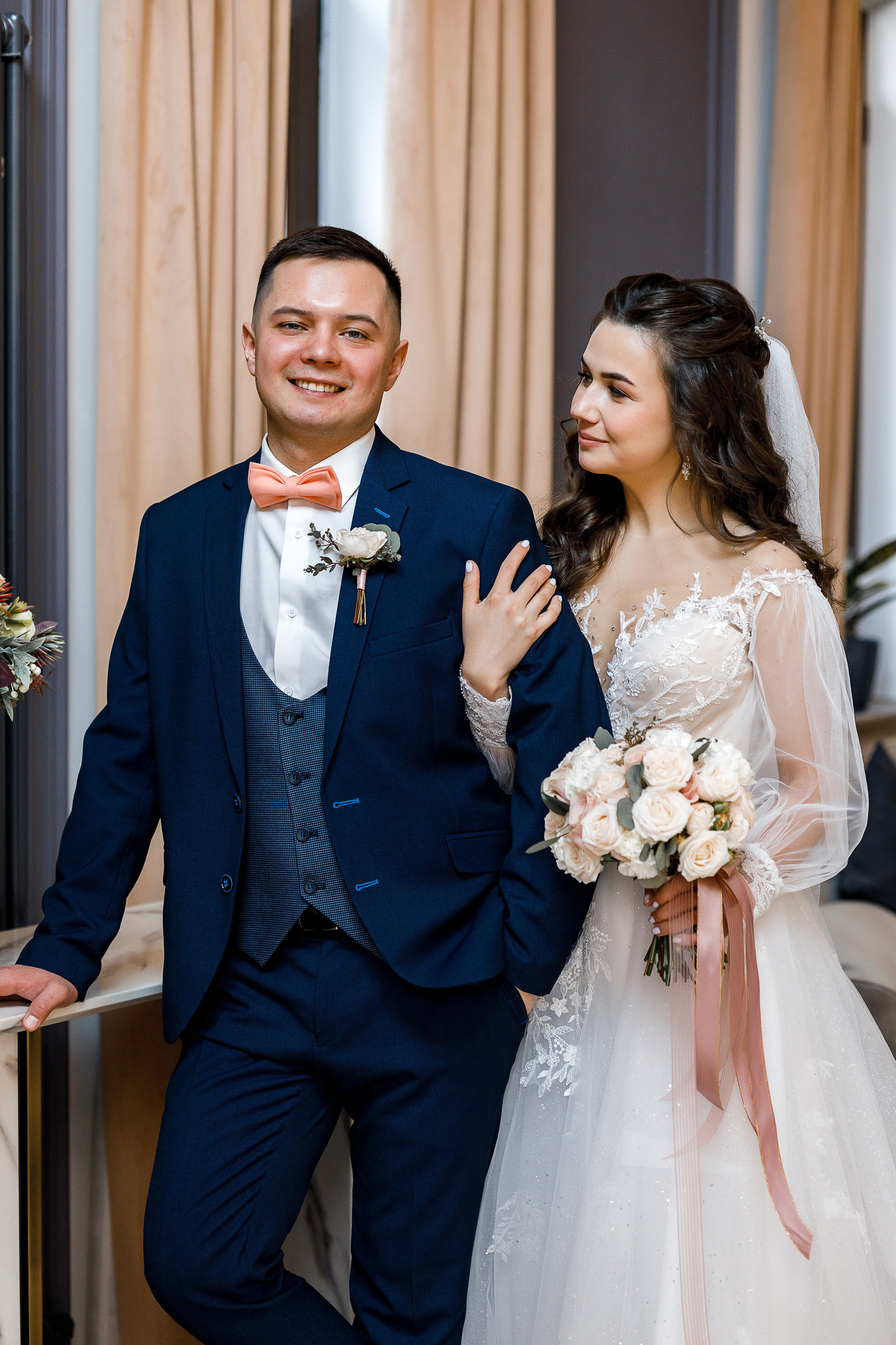 Романтическое утро невесты в отеле. Олег Сверчков | Свадебный фотограф Вологда