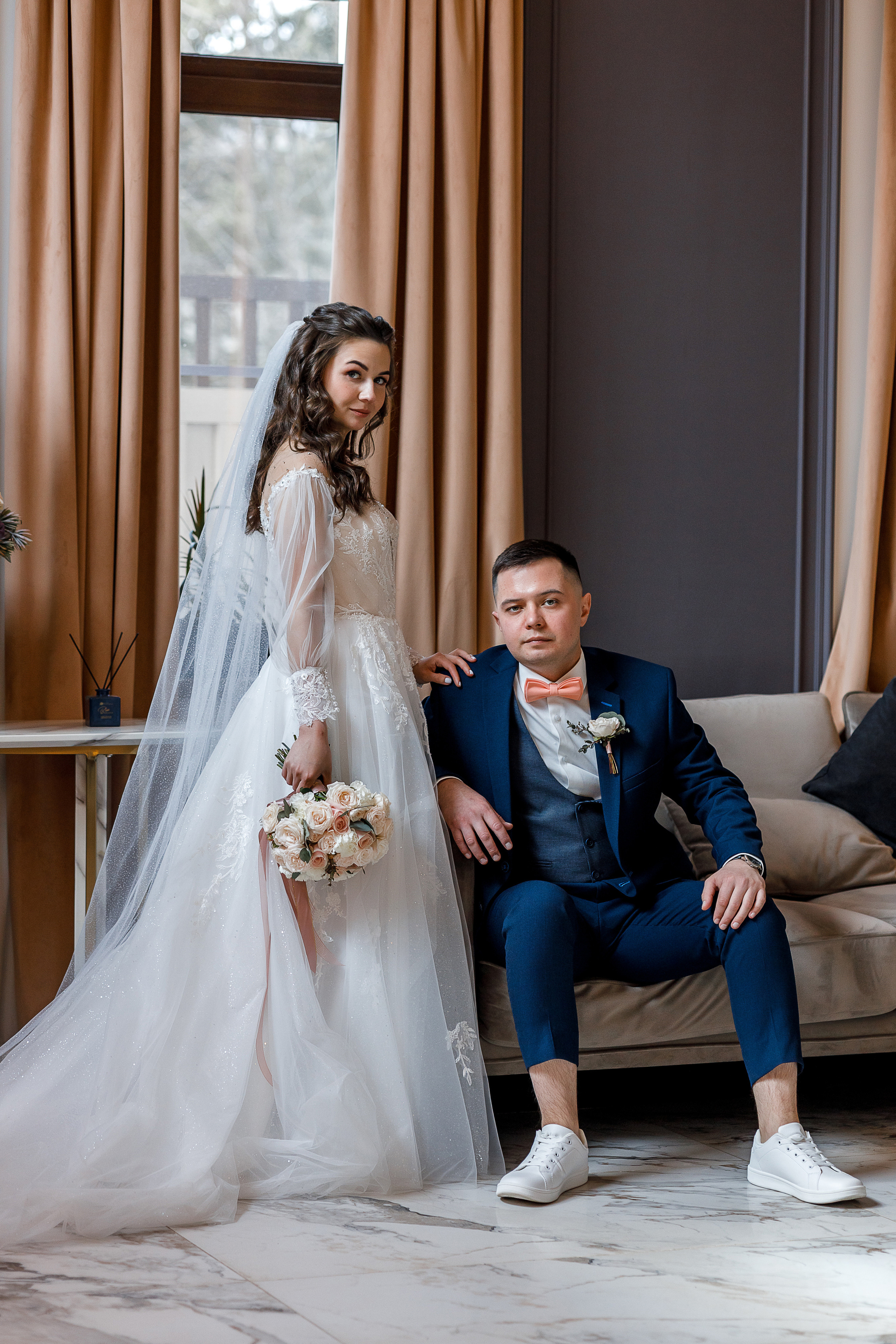 Романтическое утро невесты в отеле. Олег Сверчков | Свадебный фотограф Вологда