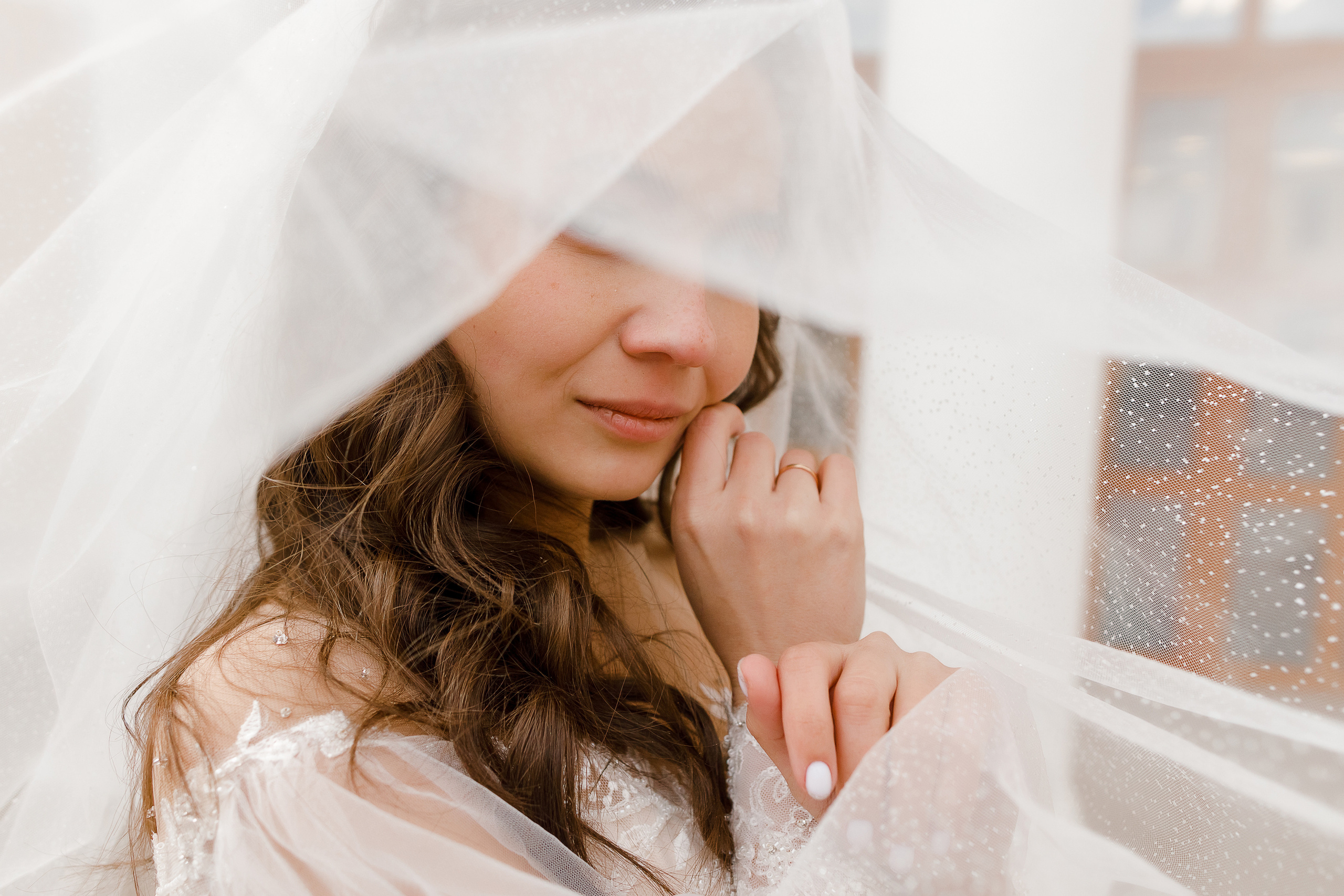 Романтическое утро невесты в отеле. Олег Сверчков | Свадебный фотограф Вологда