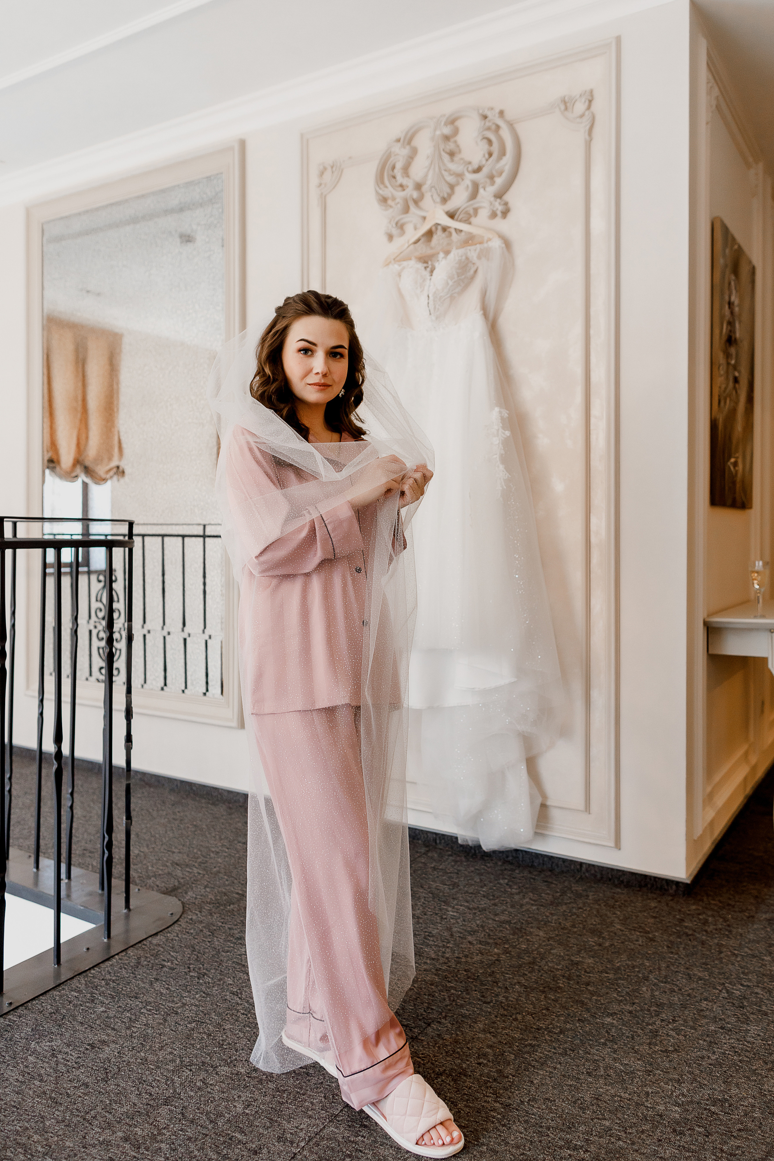 Романтическое утро невесты в отеле. Олег Сверчков | Свадебный фотограф Вологда