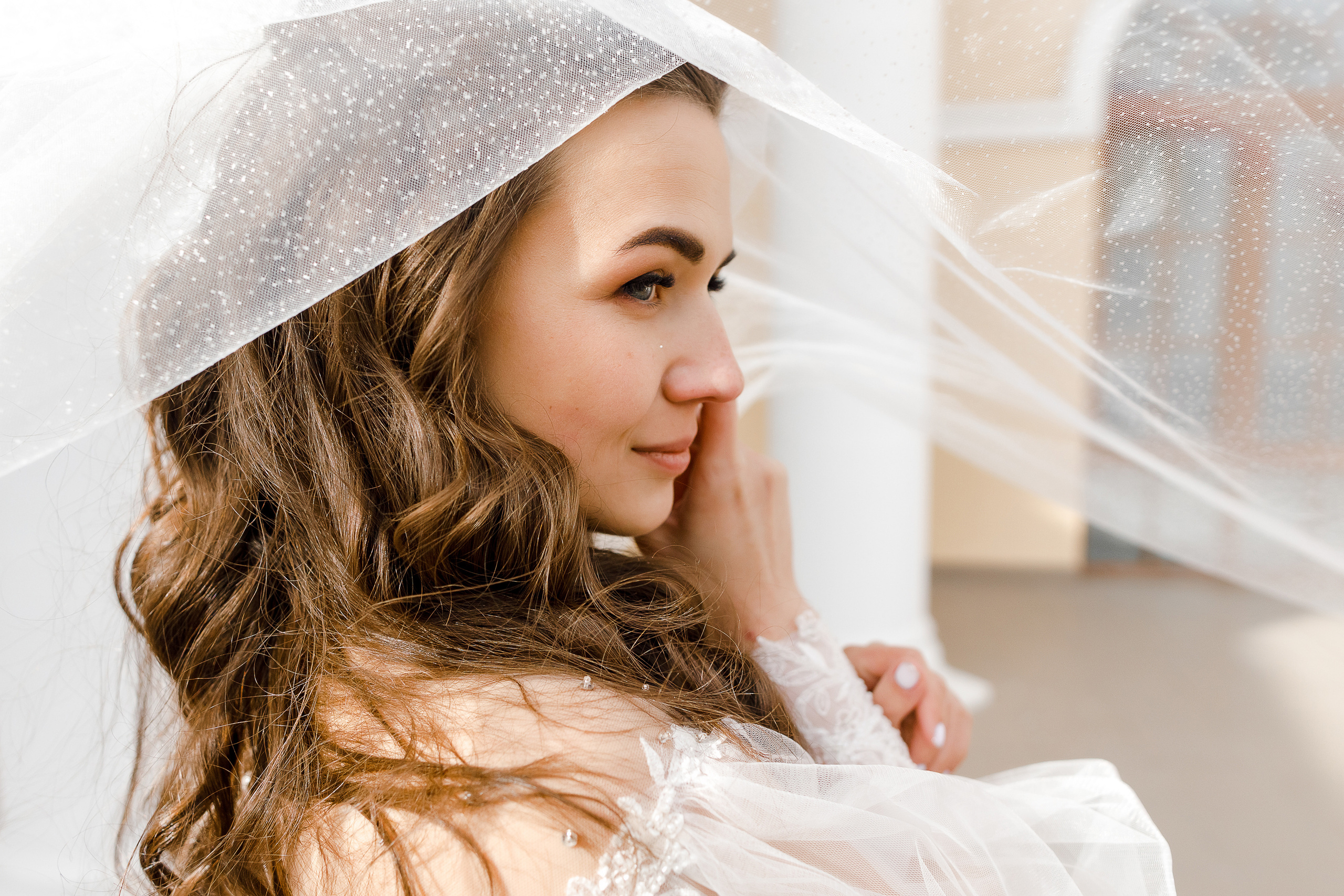 Романтическое утро невесты в отеле. Олег Сверчков | Свадебный фотограф Вологда