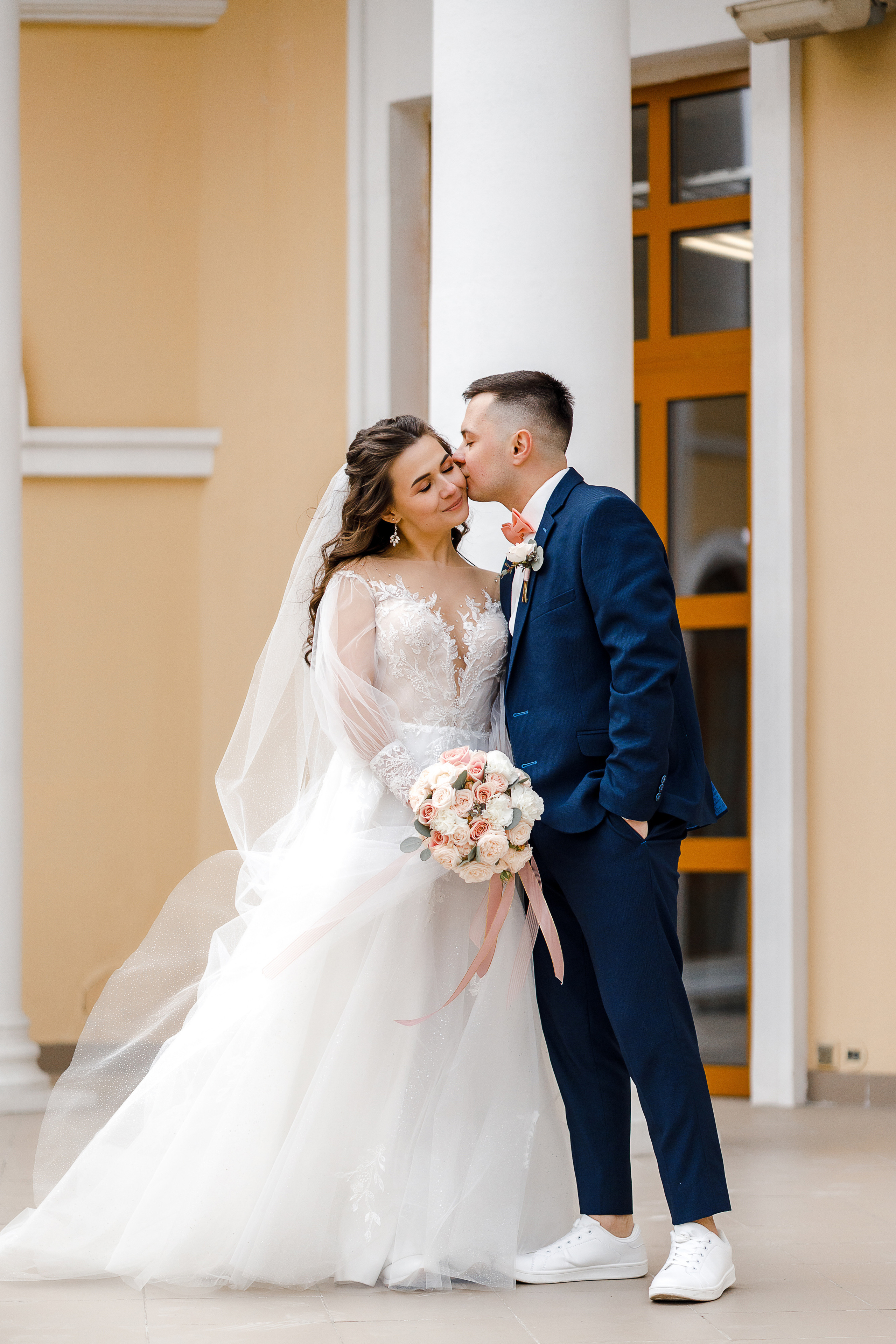 Романтическое утро невесты в отеле. Олег Сверчков | Свадебный фотограф Вологда