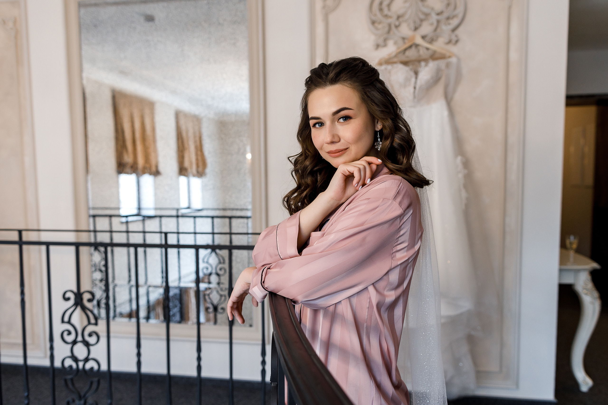 Романтическое утро невесты в отеле. Олег Сверчков | Свадебный фотограф Вологда