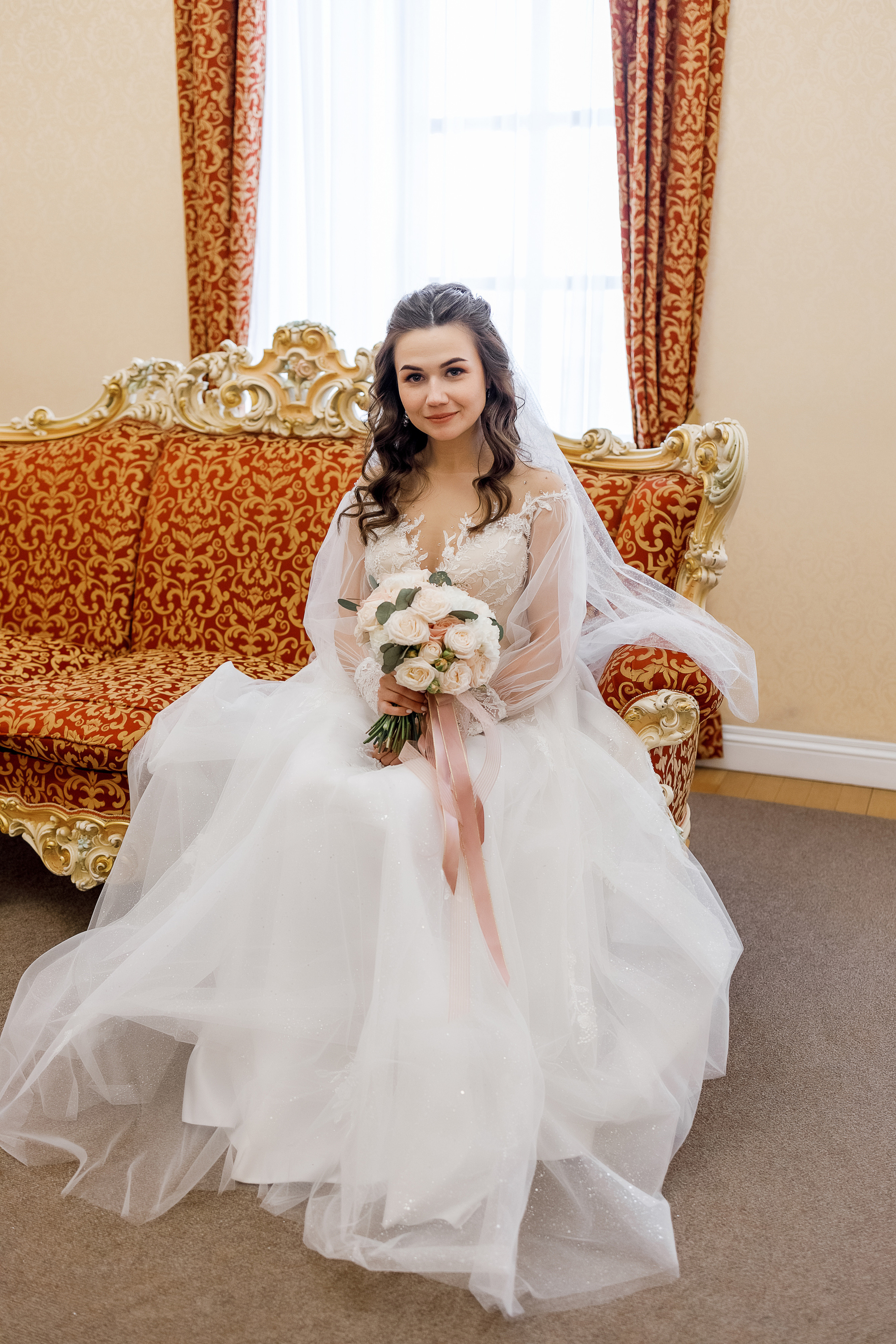 Романтическое утро невесты в отеле. Олег Сверчков | Свадебный фотограф Вологда