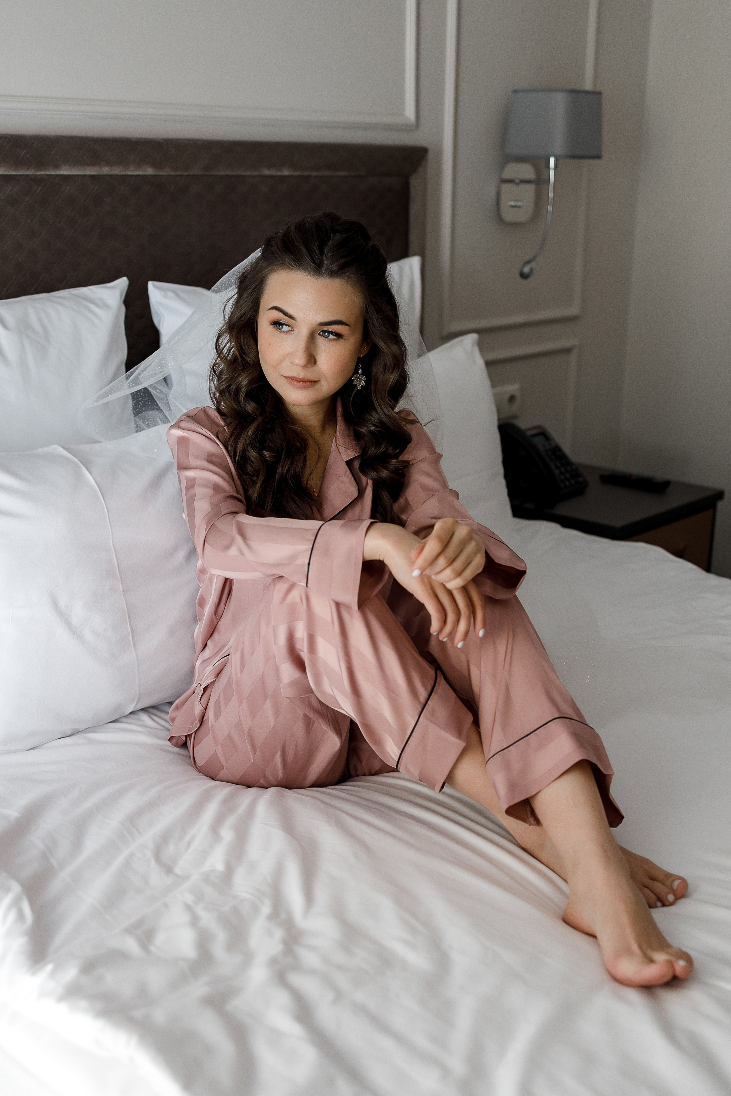 Романтическое утро невесты в отеле. Олег Сверчков | Свадебный фотограф Вологда