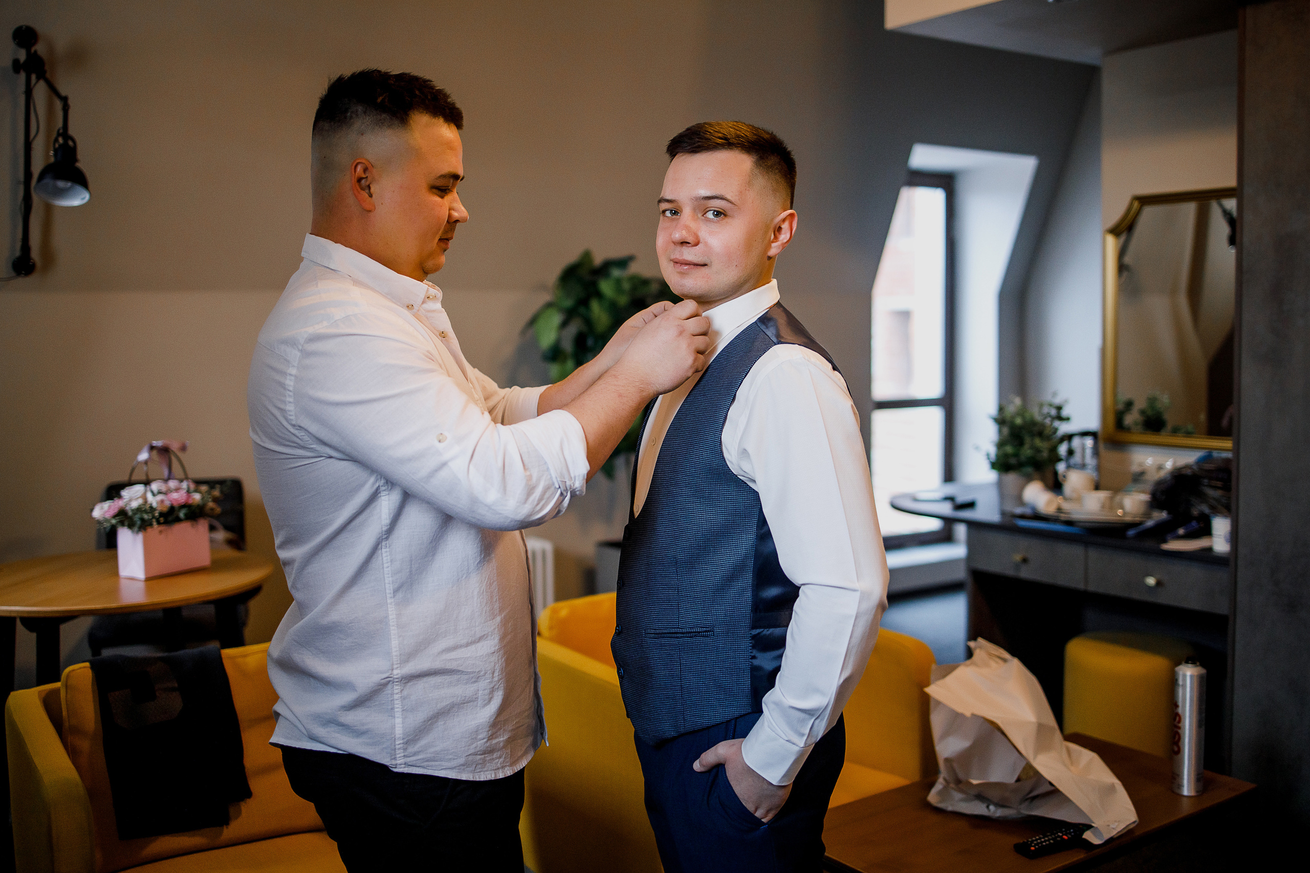 Романтическое утро невесты в отеле. Олег Сверчков | Свадебный фотограф Вологда