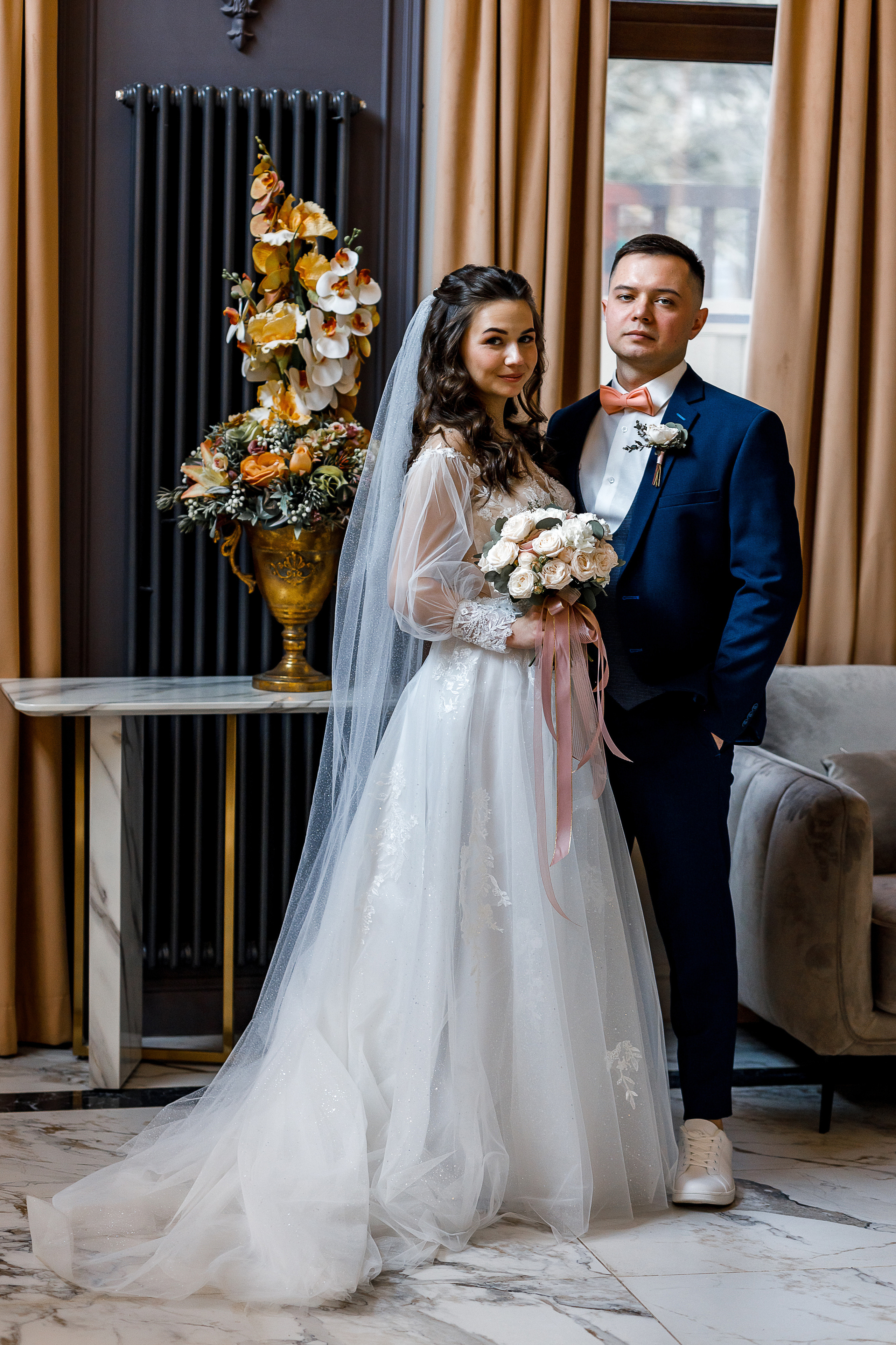 Романтическое утро невесты в отеле. Олег Сверчков | Свадебный фотограф Вологда