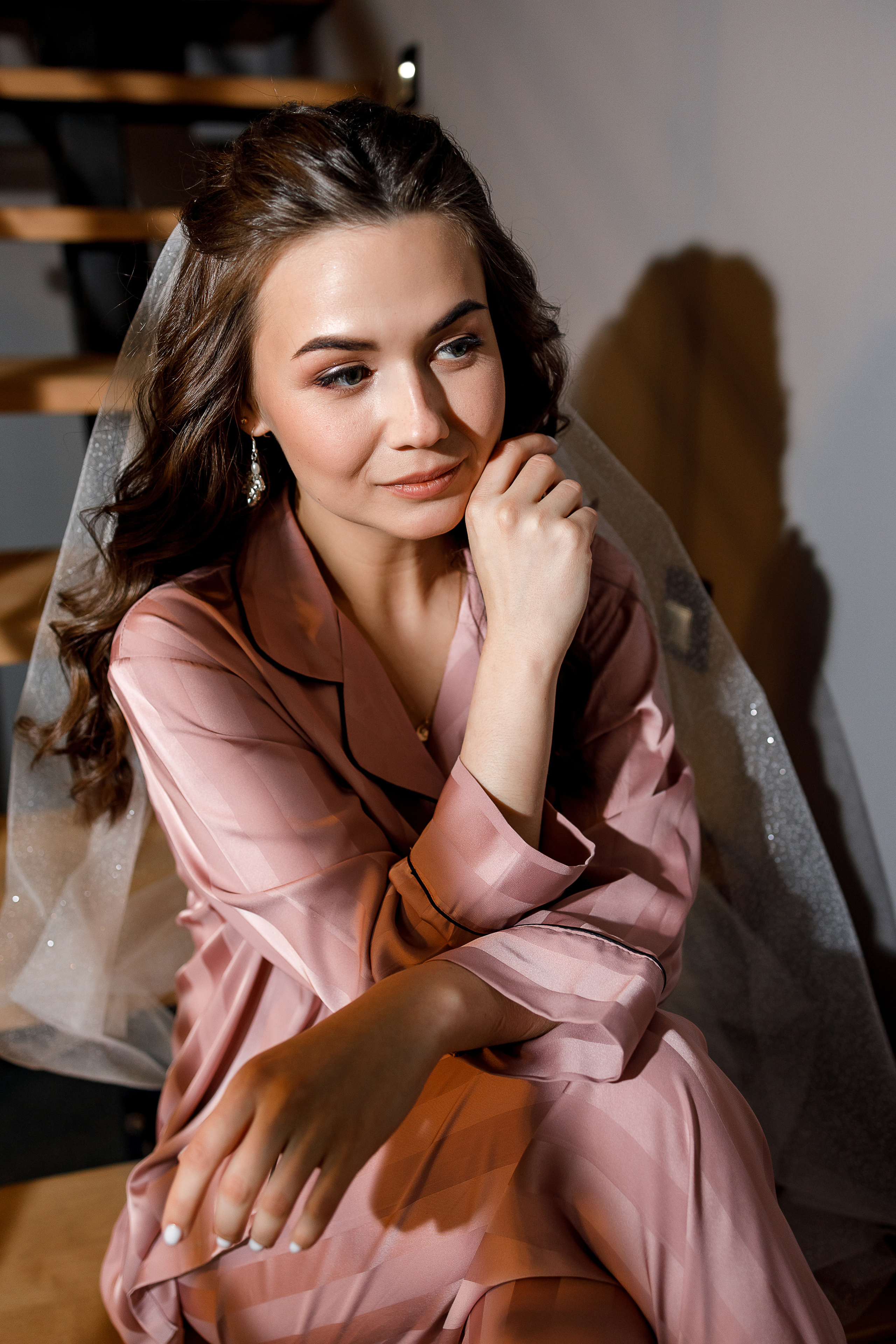 Романтическое утро невесты в отеле. Олег Сверчков | Свадебный фотограф Вологда