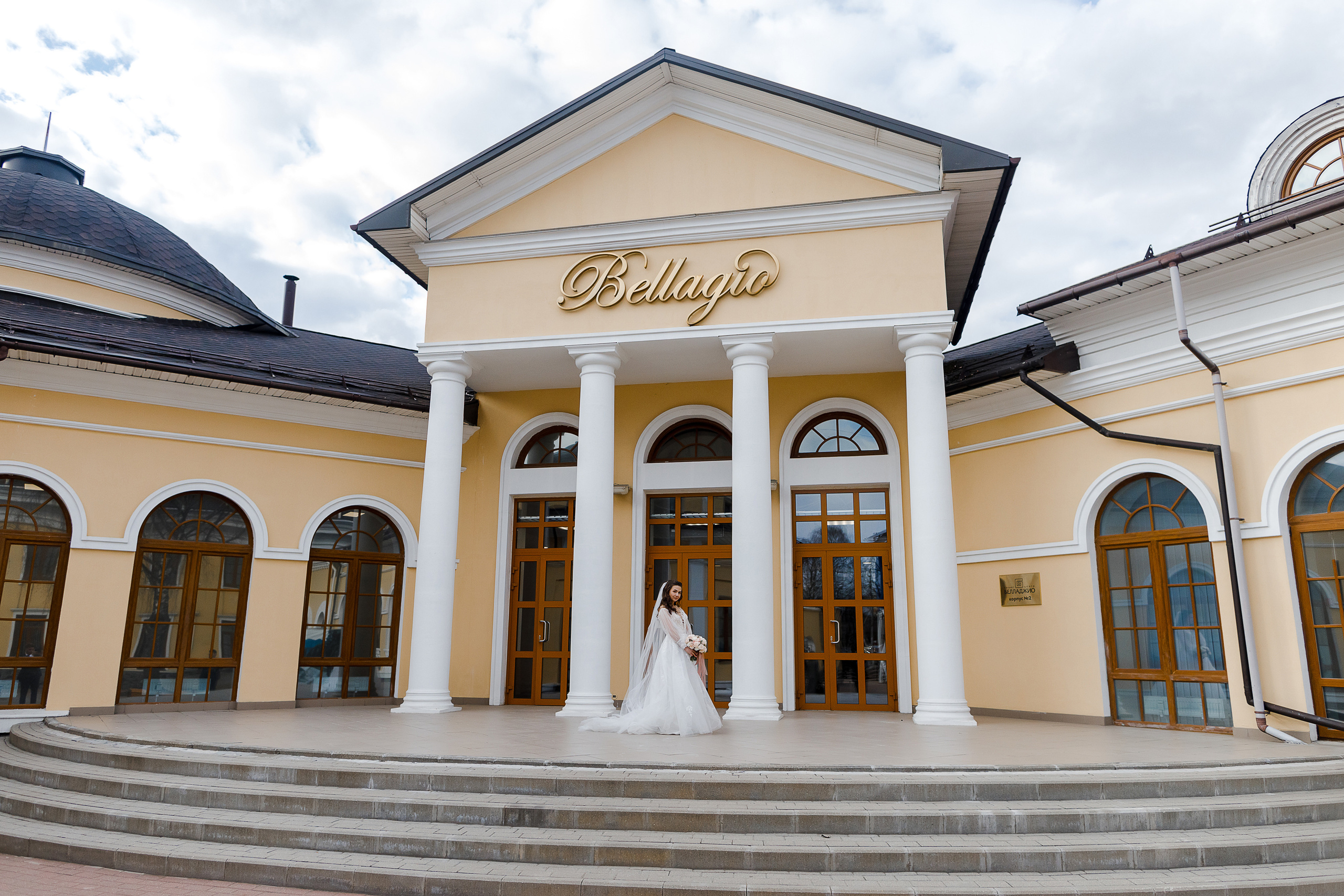 Романтическое утро невесты в отеле. Олег Сверчков | Свадебный фотограф Вологда