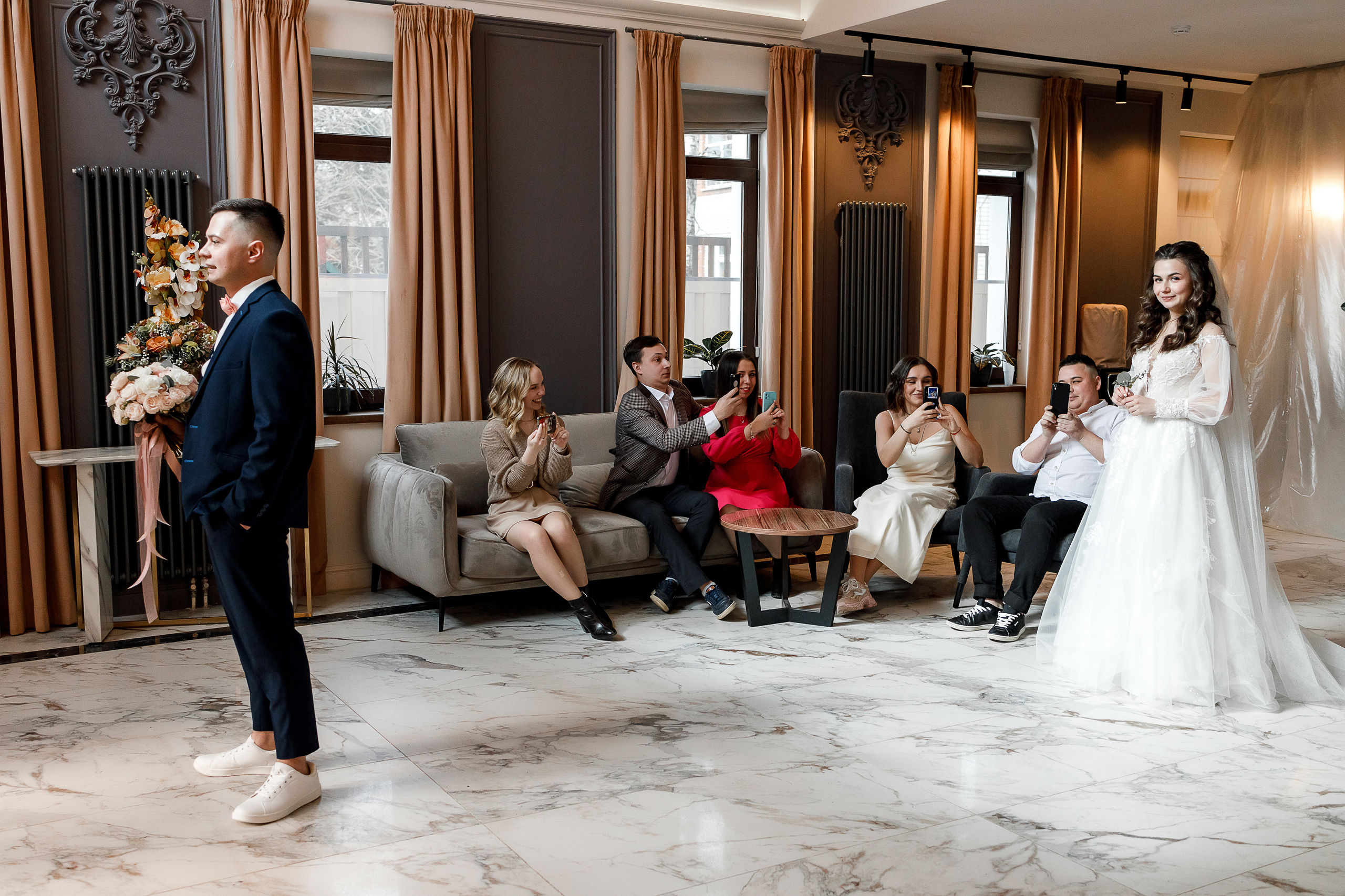 Романтическое утро невесты в отеле. Олег Сверчков | Свадебный фотограф Вологда