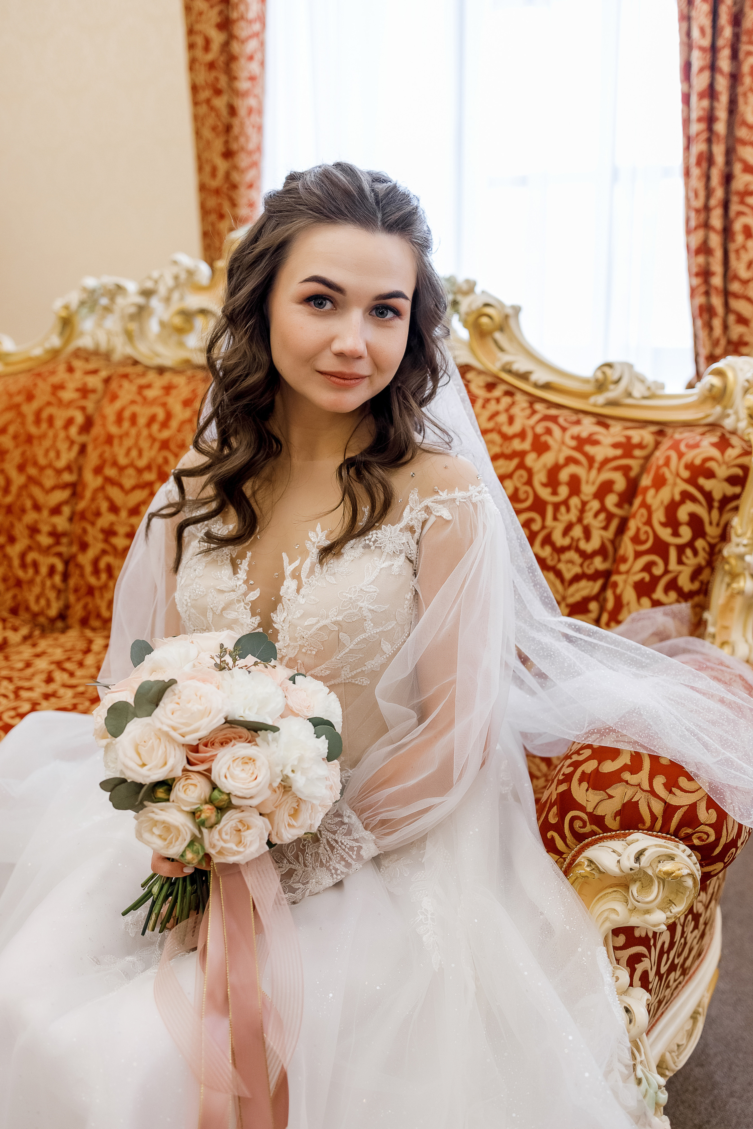 Романтическое утро невесты в отеле. Олег Сверчков | Свадебный фотограф Вологда