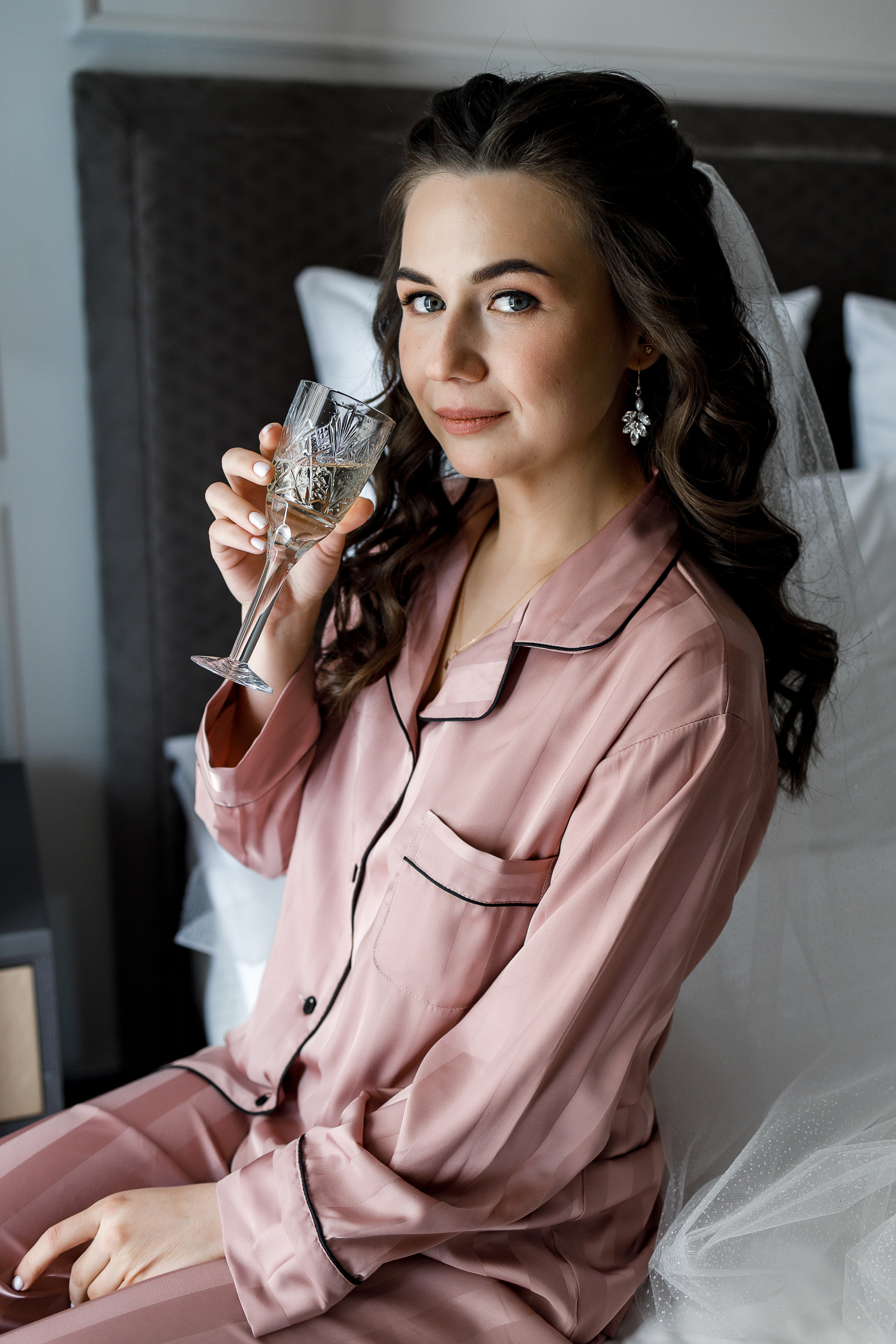 Романтическое утро невесты в отеле. Олег Сверчков | Свадебный фотограф Вологда