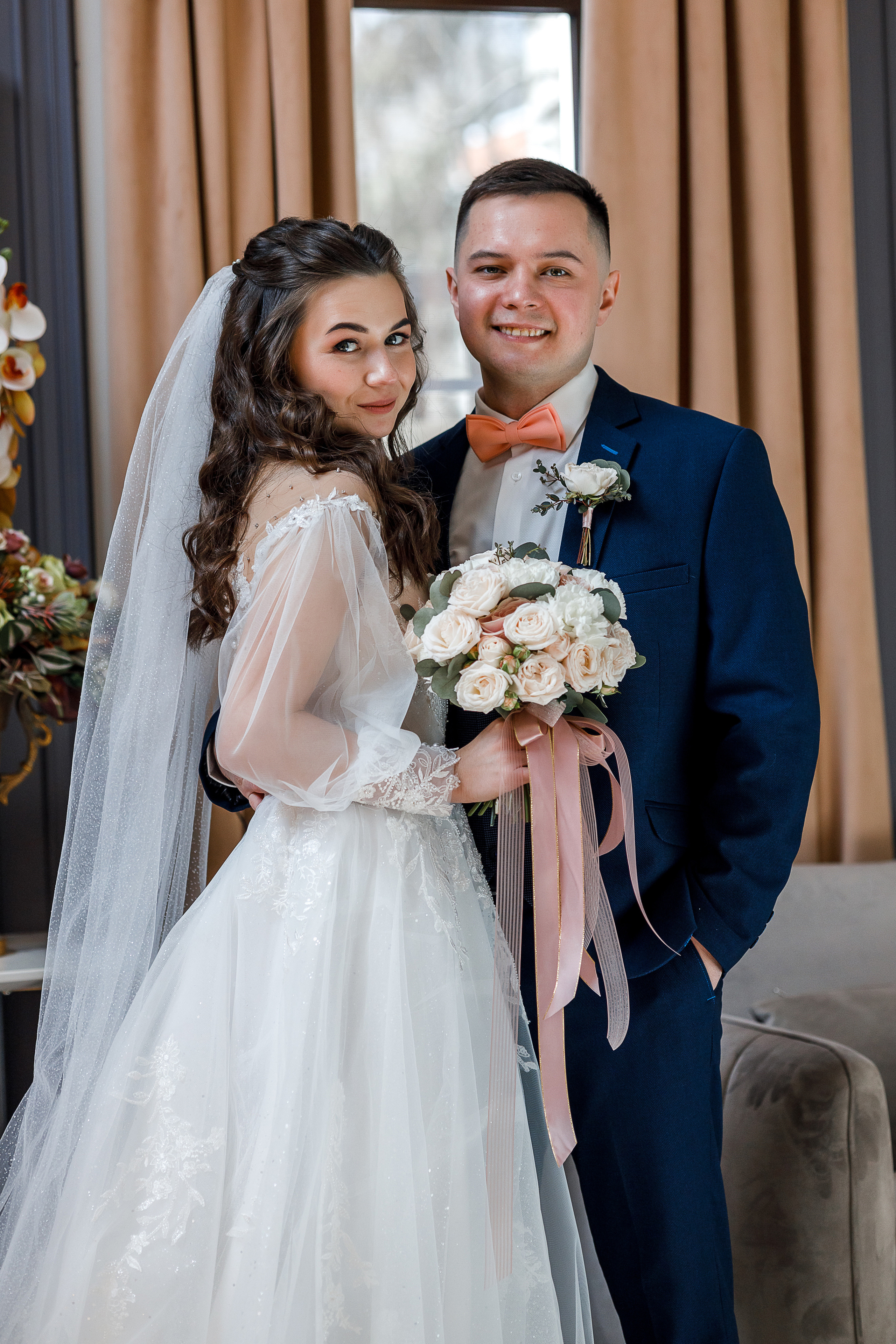 Романтическое утро невесты в отеле. Олег Сверчков | Свадебный фотограф Вологда