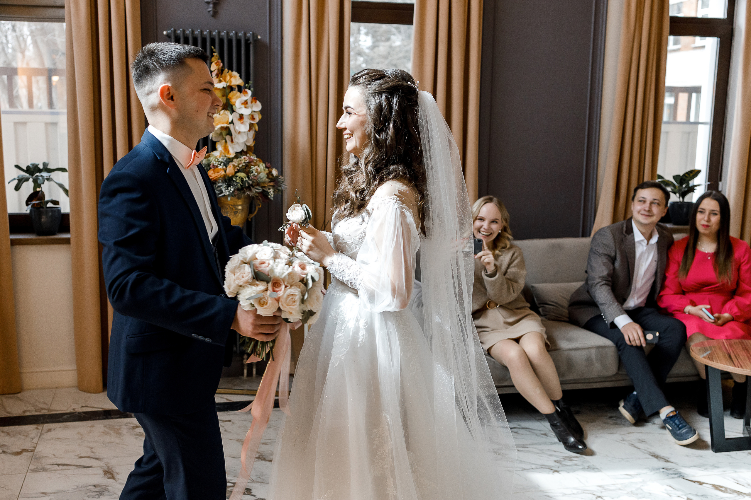 Романтическое утро невесты в отеле. Олег Сверчков | Свадебный фотограф Вологда