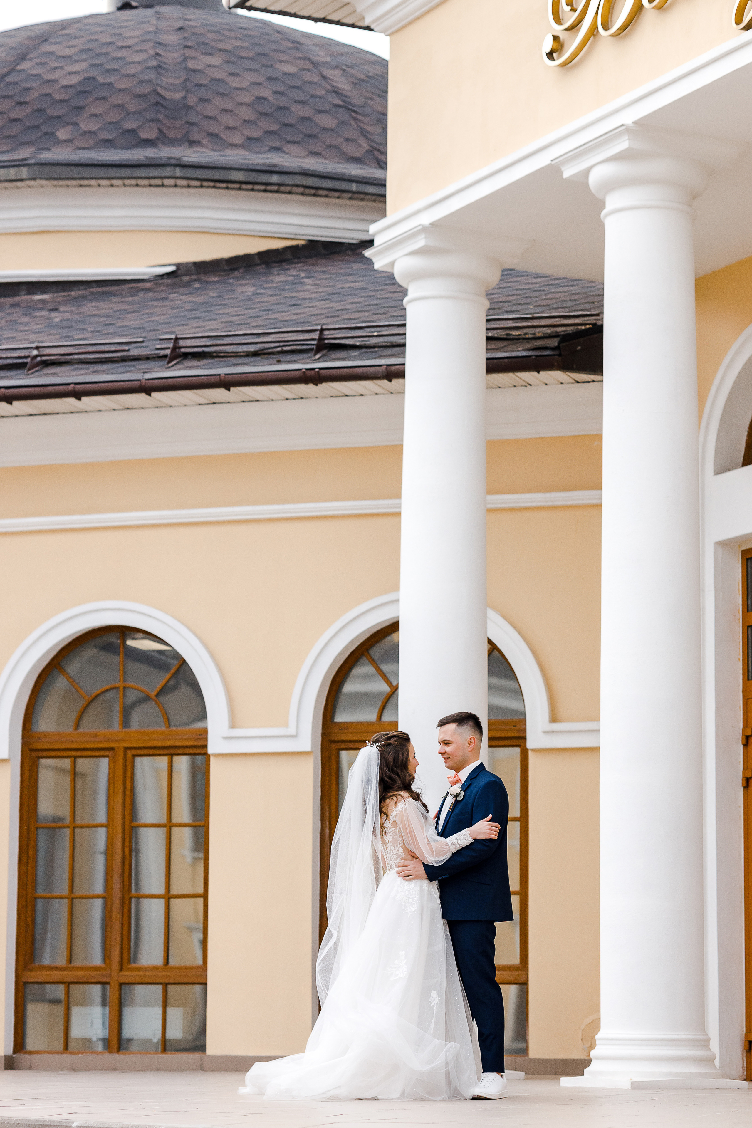 Романтическое утро невесты в отеле. Олег Сверчков | Свадебный фотограф Вологда