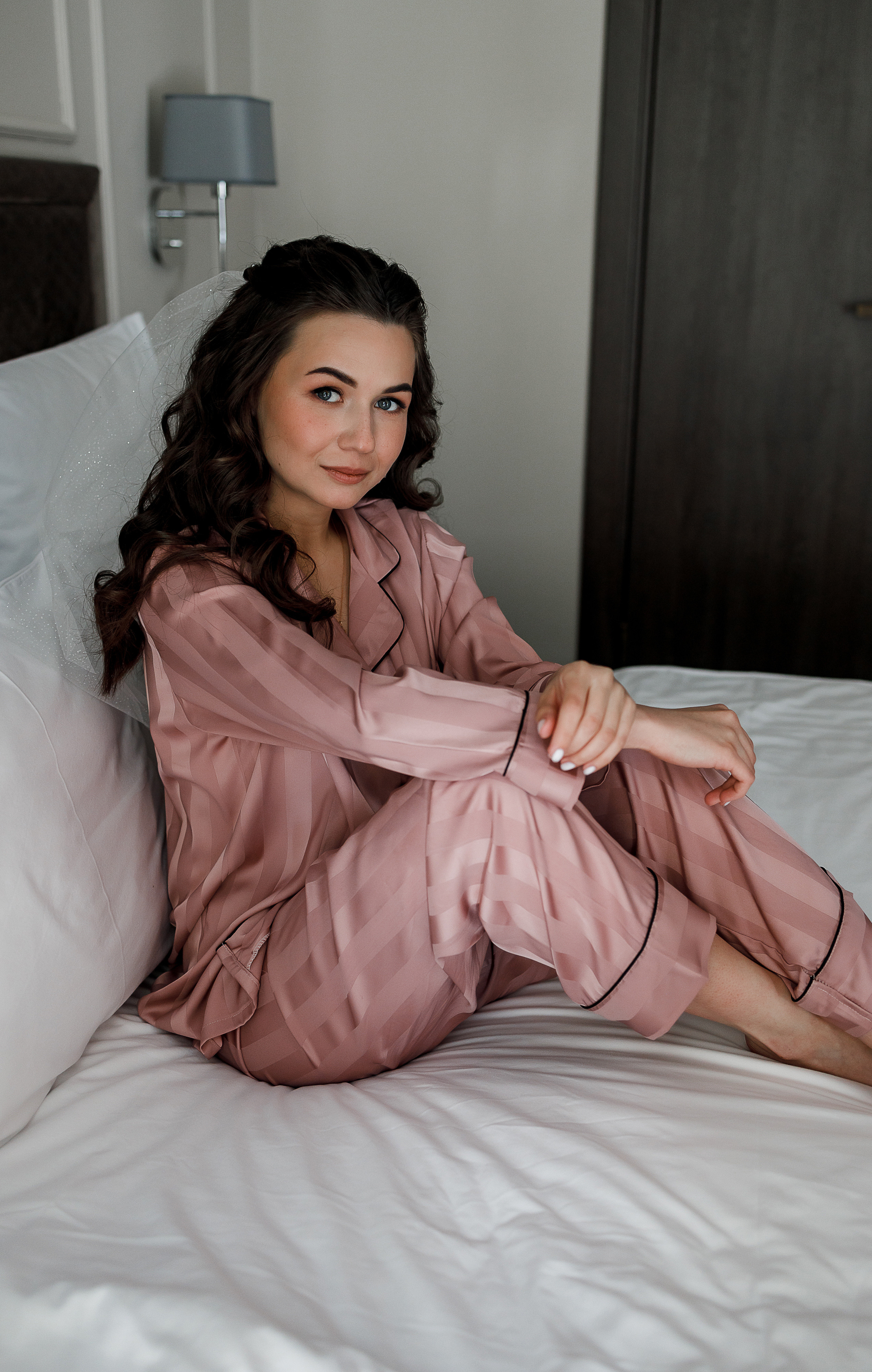 Романтическое утро невесты в отеле. Олег Сверчков | Свадебный фотограф Вологда