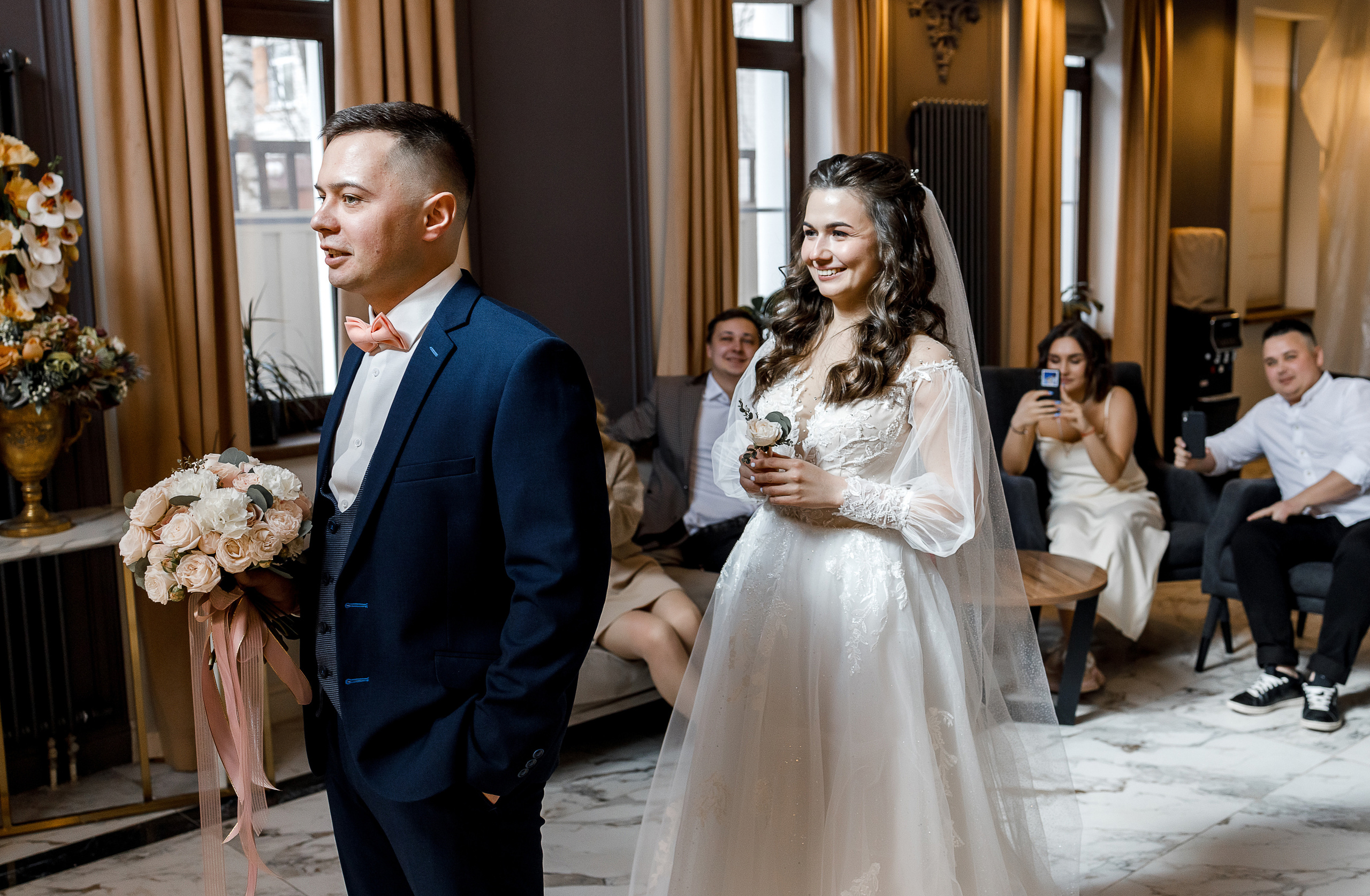 Романтическое утро невесты в отеле. Олег Сверчков | Свадебный фотограф Вологда