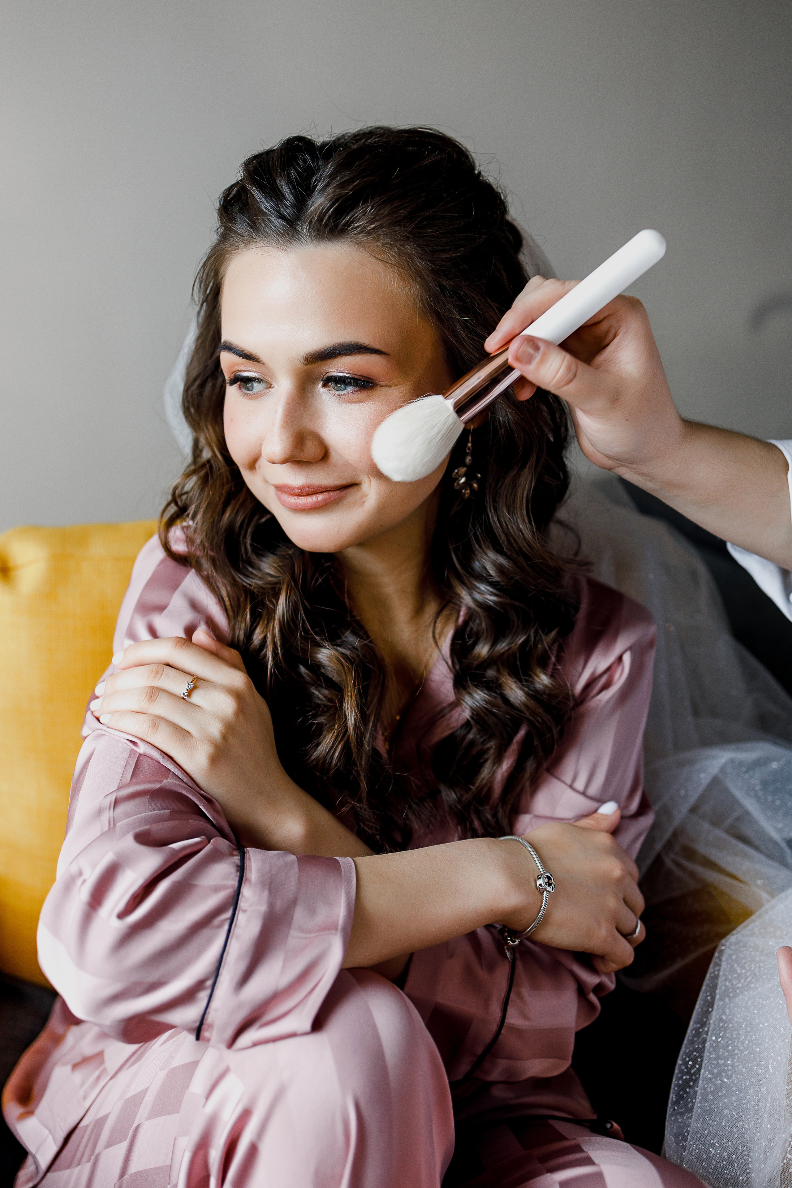 Романтическое утро невесты в отеле. Олег Сверчков | Свадебный фотограф Вологда